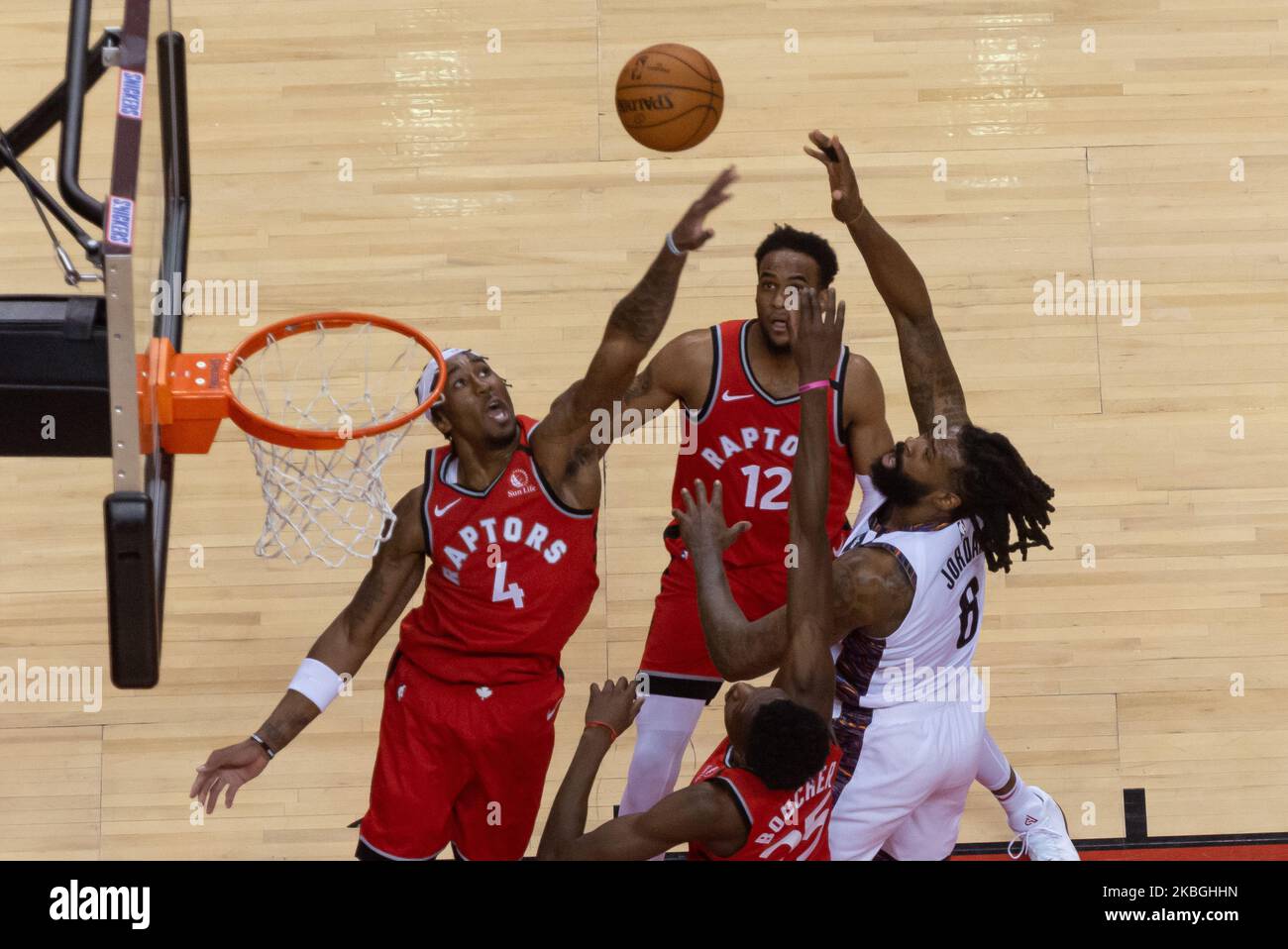 Rondae Hollis-Jefferson #4 of the Toronto Raptors tries to get the ball during the Toronto Raptors vs Brooklyn Nets NBA regular season game at Scotiabank Arena on February 08, 2020 in Toronto, Canada (Toronto Raptors won 119-118) (Photo by Anatoliy Cherkasov/NurPhoto) Stock Photo