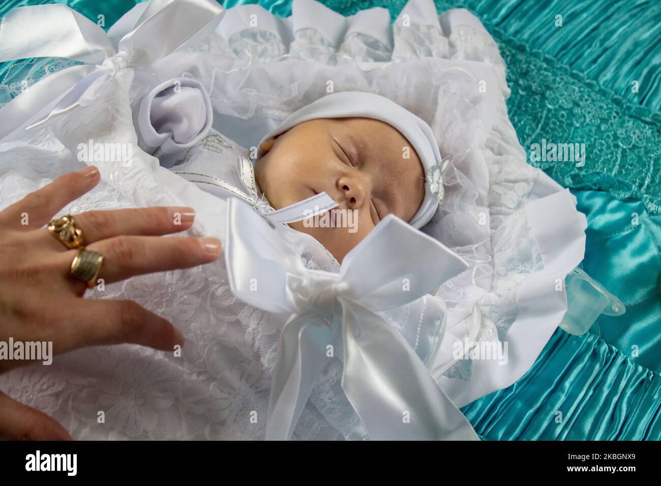 Wrapped in sheet hi-res stock photography and images - Alamy