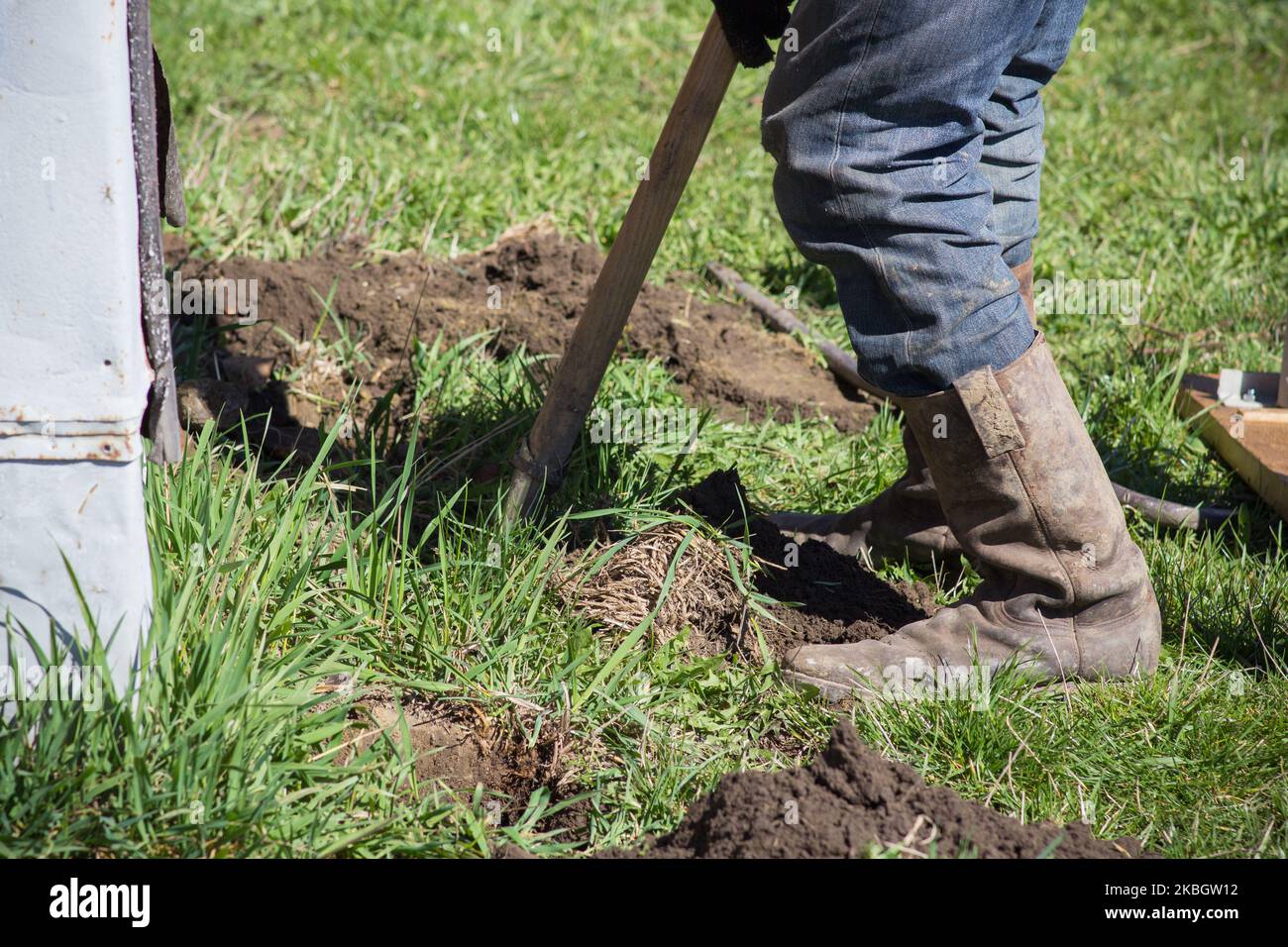 Old fashioned shovel hi-res stock photography and images - Alamy