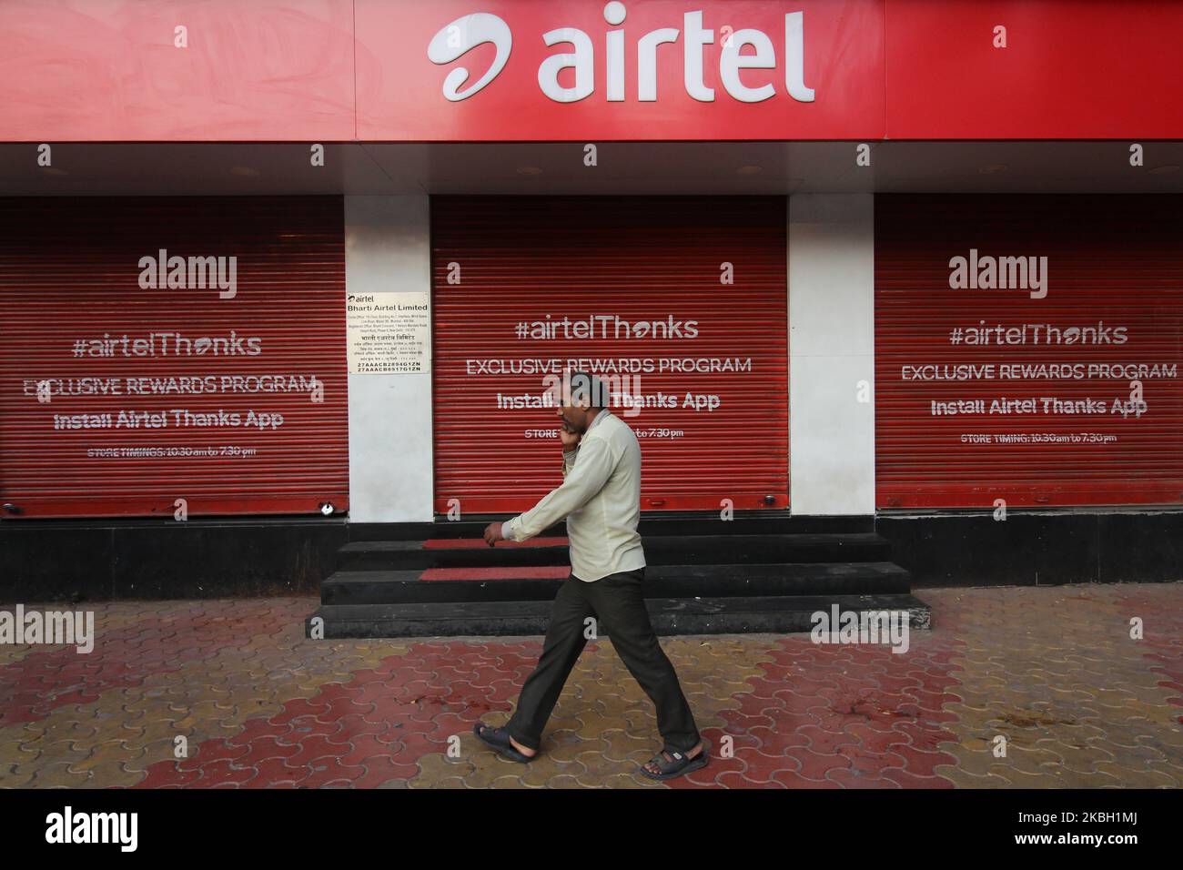 A man walks past an Airtel store in Mumbai, India on 15 February 2020. (Photo by Himanshu Bhatt/NurPhoto) Stock Photo