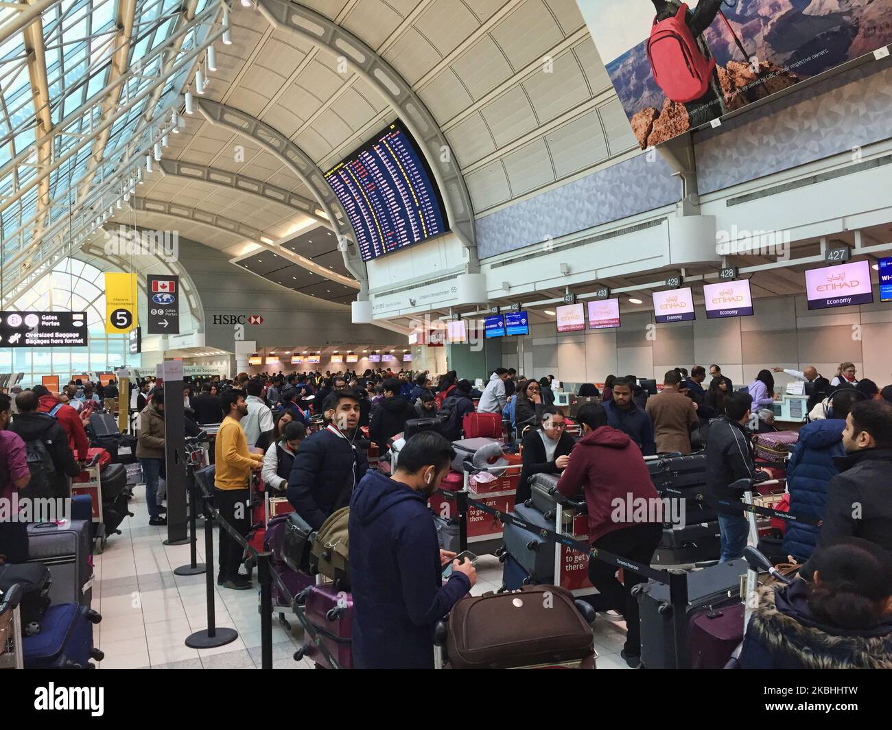 Crowd of passengers waiting to check-in for their flight at Pearson International Airport in Ontario, Canada. Pearson International Airport is Canada's largest and busiest airport. (Photo by Creative Touch Imaging Ltd./NurPhoto) Stock Photo