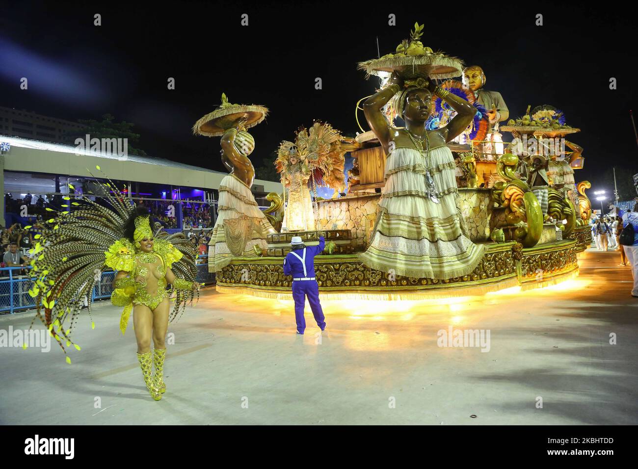 A member of School Beija Flor de Nilopolis samba school performs during ...