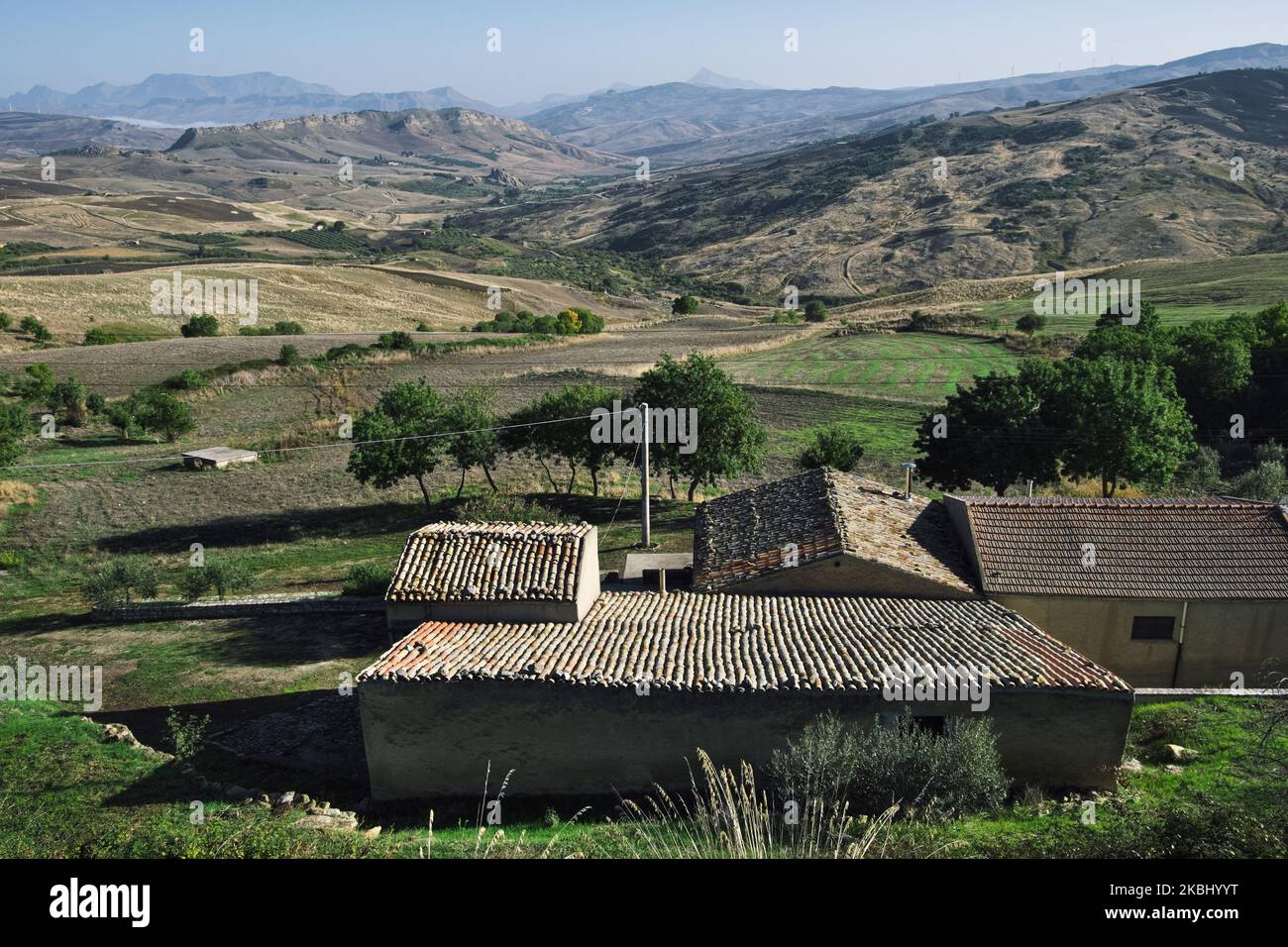farmhouse in the Western Sicily landscape, Italy Stock Photo - Alamy