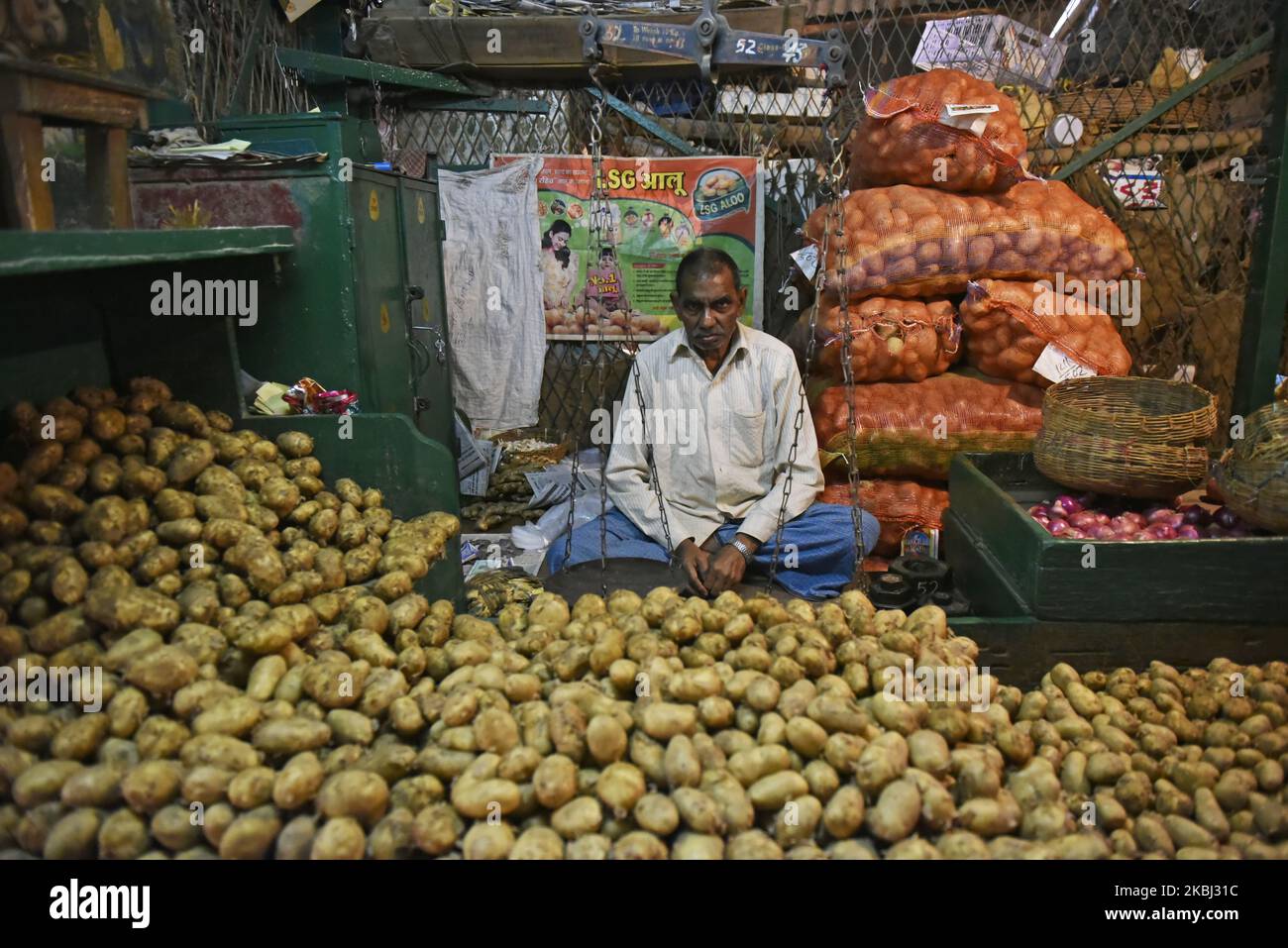 A wholesale vegetable market in Kolkata, India, 28 February, 2020. Having suffered its weakest expansion in over six years in the September quarter, India's economy probably fared slightly better in the December quarter, before suffering a relapse due to the impact of the Coronavirus globally according to an Indian media report. (Photo by Indranil Aditya/NurPhoto) Stock Photo