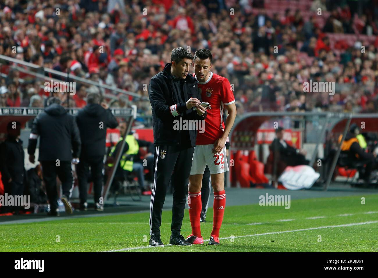 Bruno Lage and Andreas Samaris during the Liga Nos match between SL Benfica and Moreirense FC at Estádio da Luz on March 2, 2020 in Lisbon, Portugal. (Photo by Valter Gouveia/NurPhoto) Stock Photo