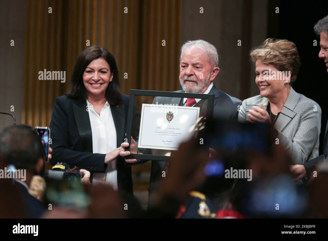 Former Brazilian president Luiz Inacio Lula da Silva (C) flanked by Paris Mayor and candidate for re-election Anne Hidalgo (L) and Former Brazilian president Dilma Rousseff (R) is named honorary citizen of the city of Paris during a ceremony at the City Hall of Paris, on March 2, 2020. (Photo by Michel Stoupak/NurPhoto) Stock Photo