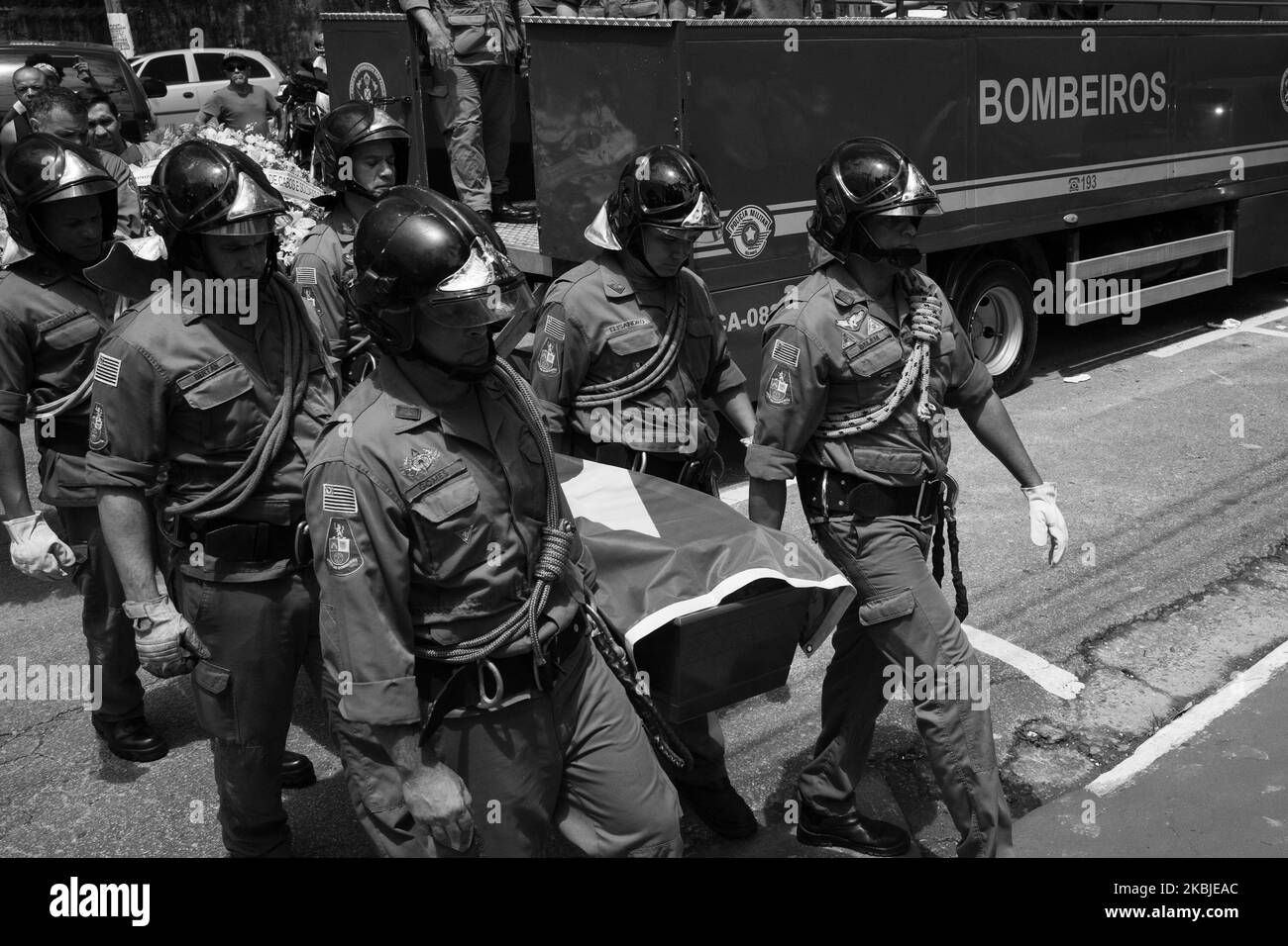 (EDITOR'S NOTE: Image was converted to black and white) Arrival of the firefighter coffin Rogerio de Moraes Santos for his funeral at the Cemiterio Saudade e Funeraria Municipal Vila Julia in Guaruja, Brazil, March 4, 2020. Corporal Moraes died during an operation at Morro do Macaco Pelado in the early hours of Tuesday, March 3, 2020. (Photo by Felipe Beltrame/NurPhoto) Stock Photo