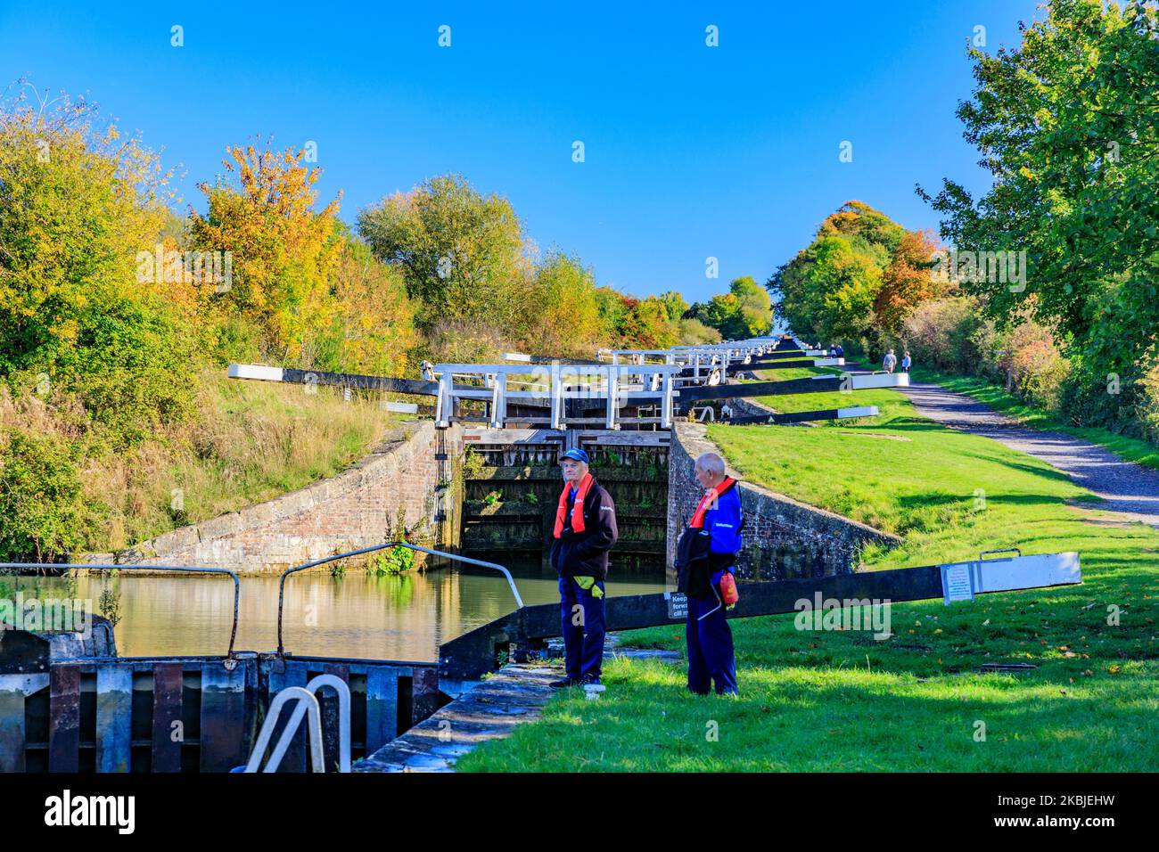 Two lock keepers alongside one of the 29 locks at Caen Hill rise on the Kennet & Avon Canal, nr Devizes, Wiltshire, England, UK Stock Photo