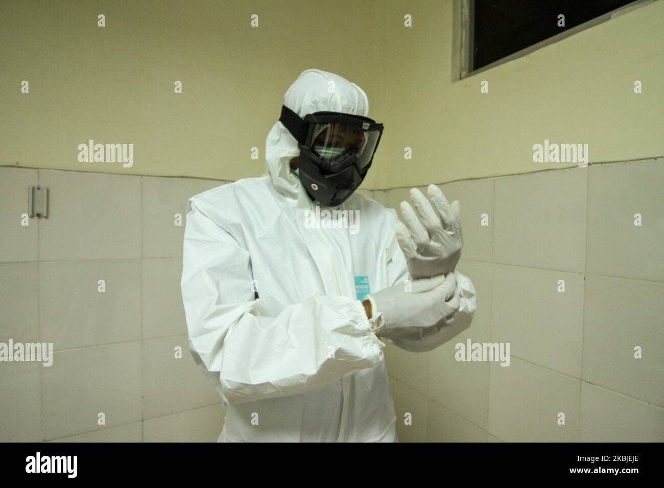 A health worker is seen wearing protective gear when inspecting quarantine room equipment for coronavirus patients at a hospital in Lhokseumawe, March 4, 2020, Aceh, Indonesia. Indonesia is preparing to face a possible outbreak, after the Indonesian government announced that two people had been infected with the coronavirus (COVID-19). (Photo by Fachrul Reza/NurPhoto) Stock Photo