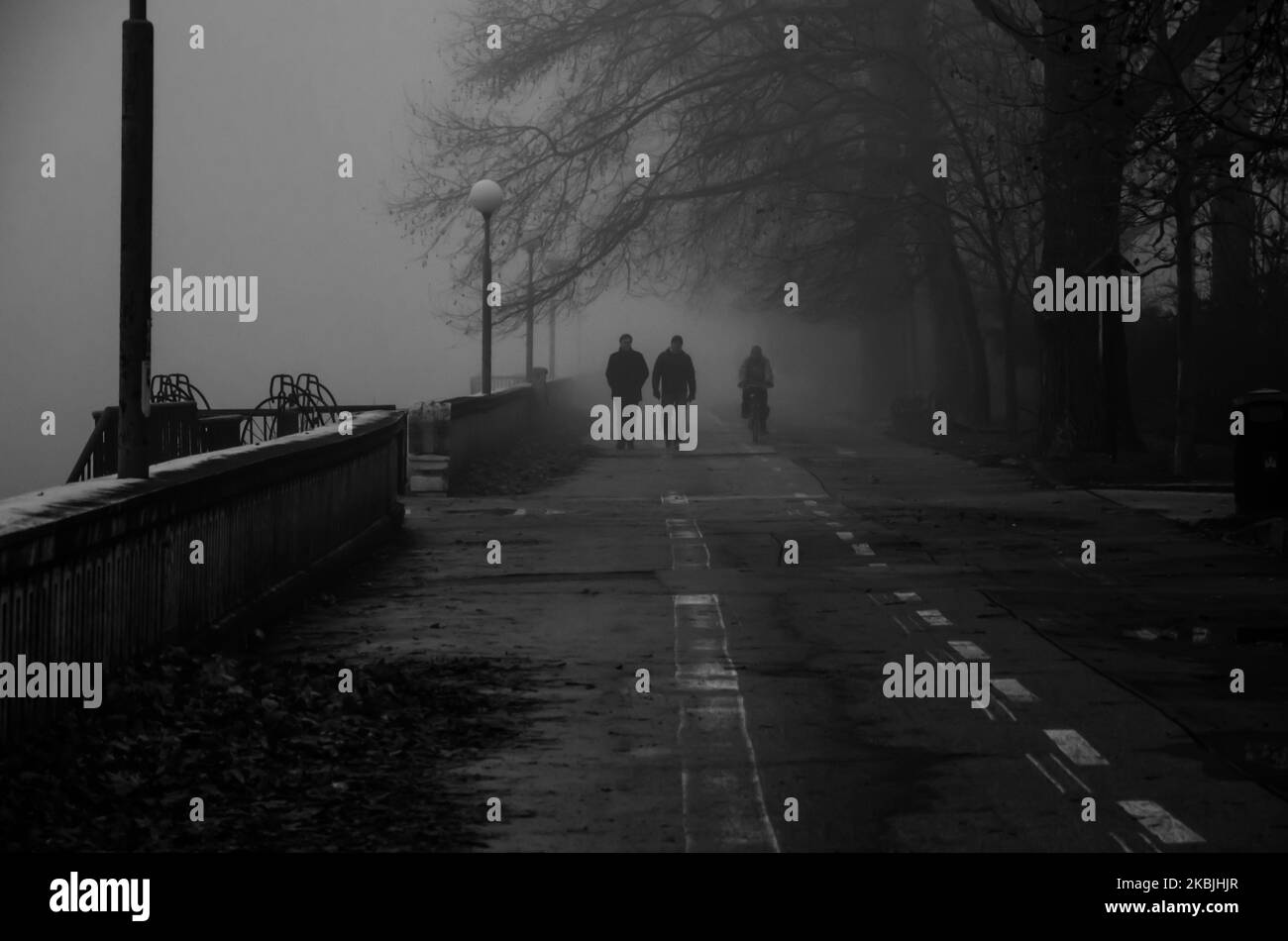 foggy-weather-in-the-city-stock-photo-alamy