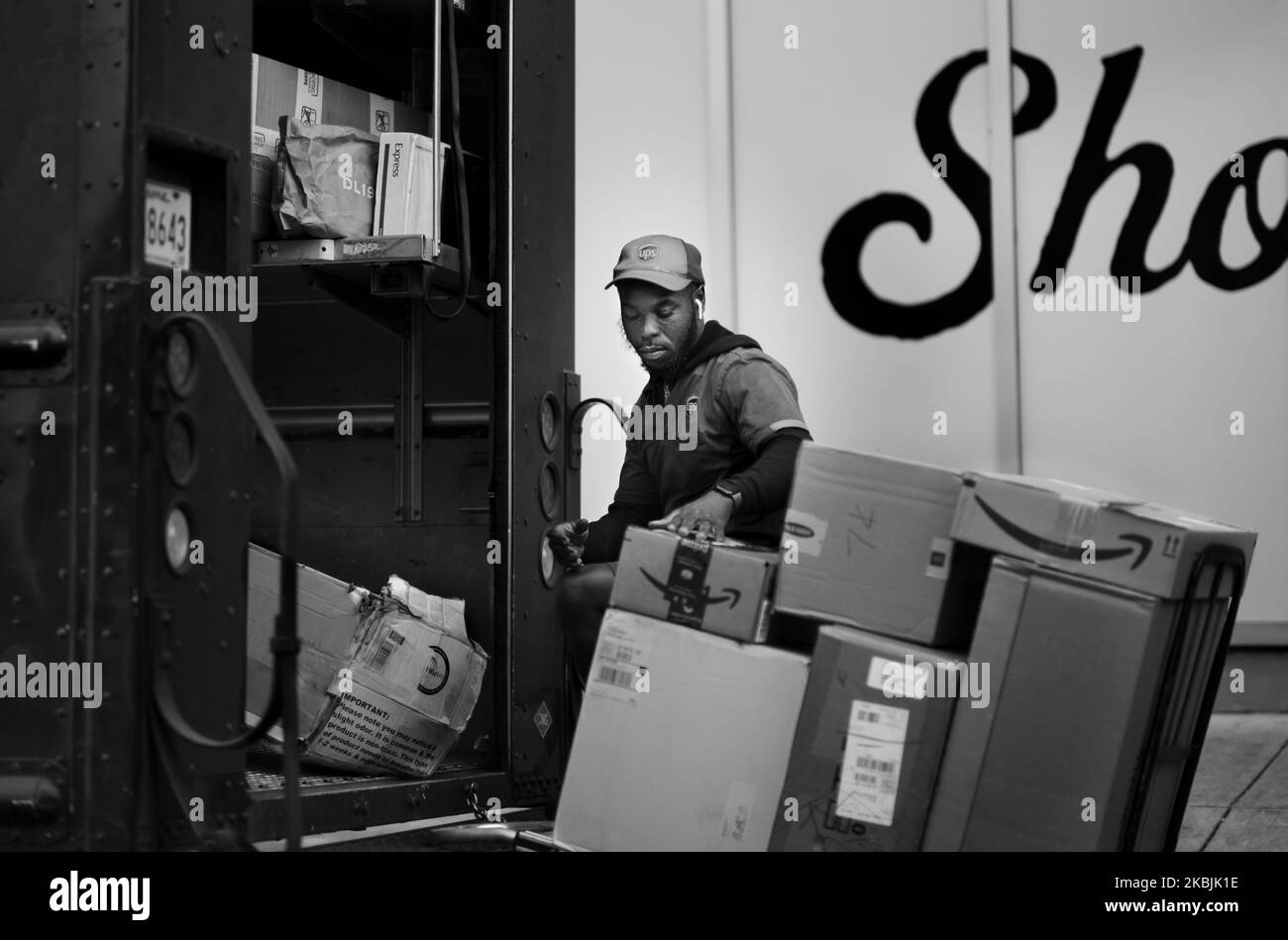 UPS WORKER NEW ORLEANS LOUISIANA USA Stock Photo Alamy