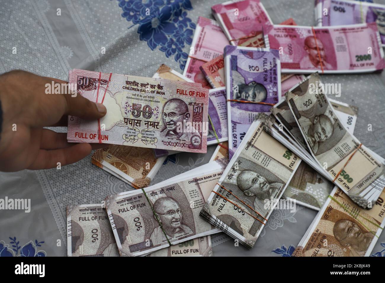 Fake notes of indian currency of rs hi-res stock photography and images -  Alamy