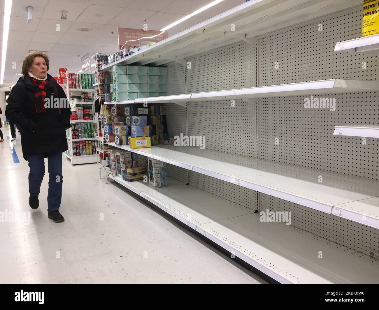 Stores shopping chinese pharmacy hires stock photography and images