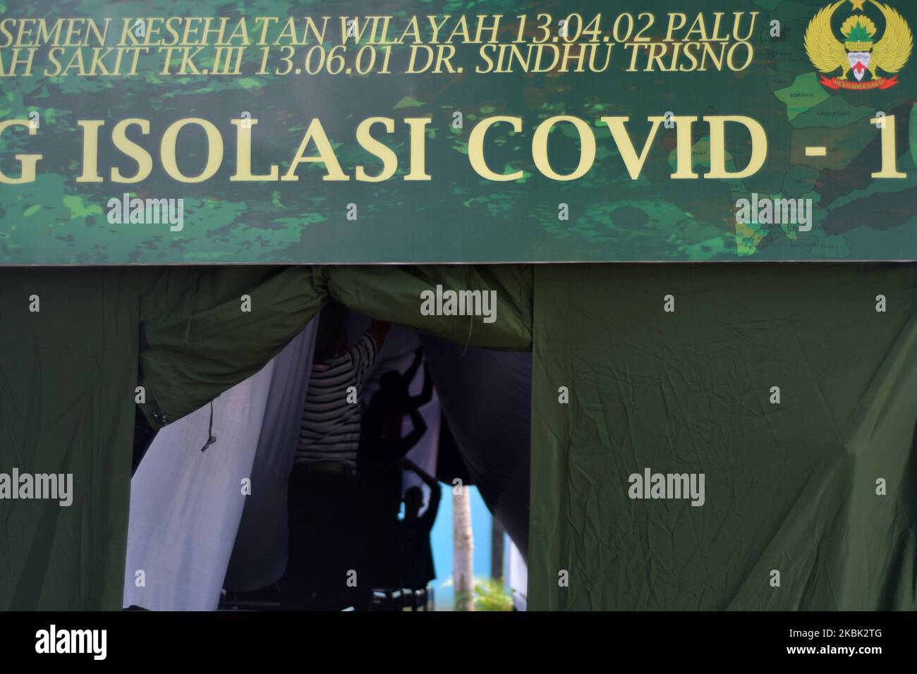 Officers prepare medical facilities in a tent that serves as a isolation room for corona virus patients (COVID-19) at the Army Hospital Dr. Sindhu Trisno in Palu, Central Sulawesi, Indonesia, Sunday (3/15/2020). Indonesia made various preparations and anticipations in the face of the corona virus attack (COVID-19) which began to infect several residents in a number of regions in Indonesia. (Photo by Mohamad Hamzah/NurPhoto) Stock Photo