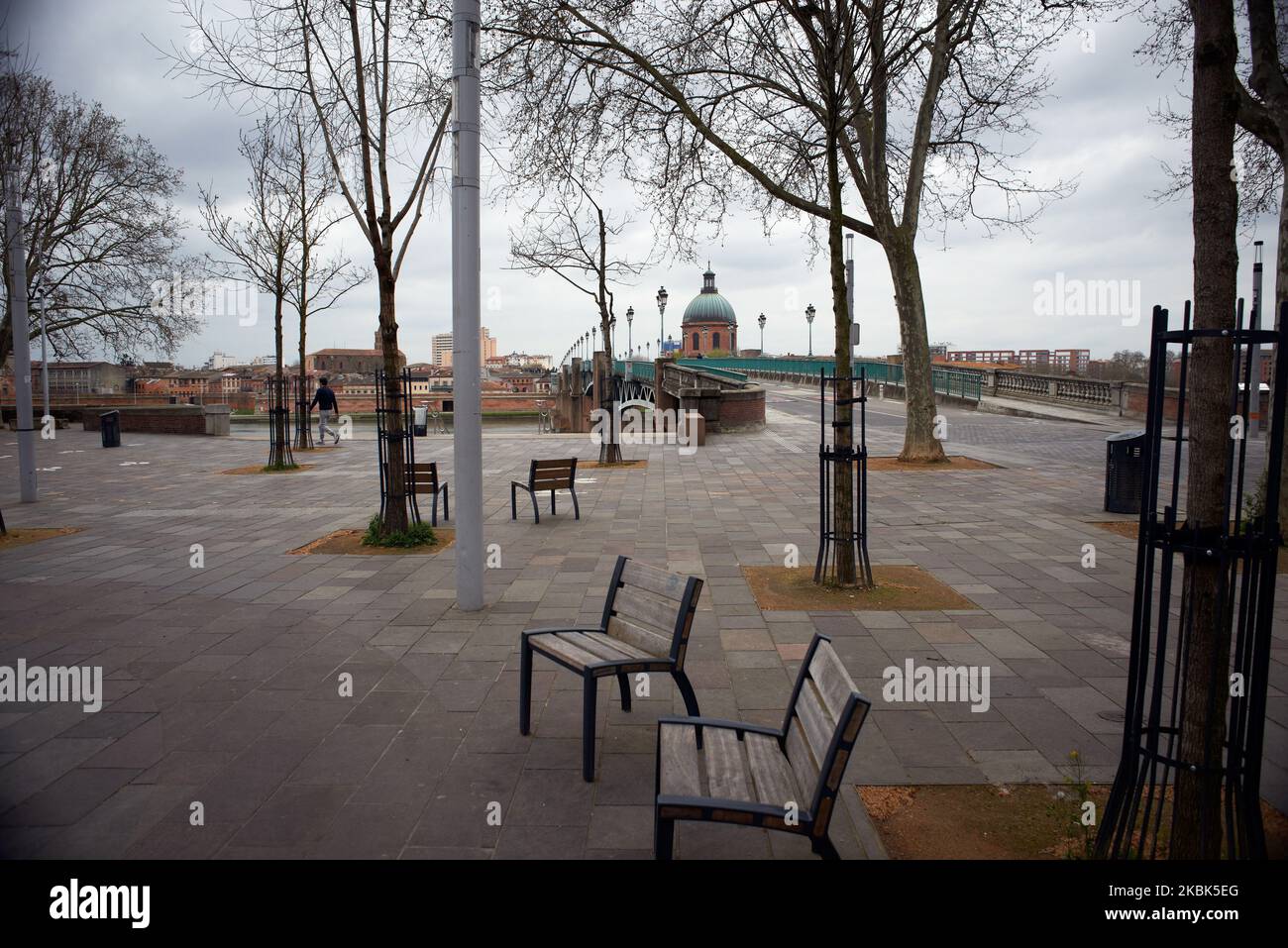 The St-Pierre place on the river Garonne banks is empty. On Monday March 16th, French President Macron announced that all people will be on lockdown due to the Covid-19 coronavirus pandemic. In Toulouse as elsewhere in France, all shops 'non essentials' were closed until further notice. Police patrols the streets to check people outside. People must have a permit to move around. As the Covid-19 coronavirus spreads across France, President Macron announced the closing down of all schools, highchools, universities to try to contain the spread of the coronavirus on March 12th. Only pharmacies, fo Stock Photo