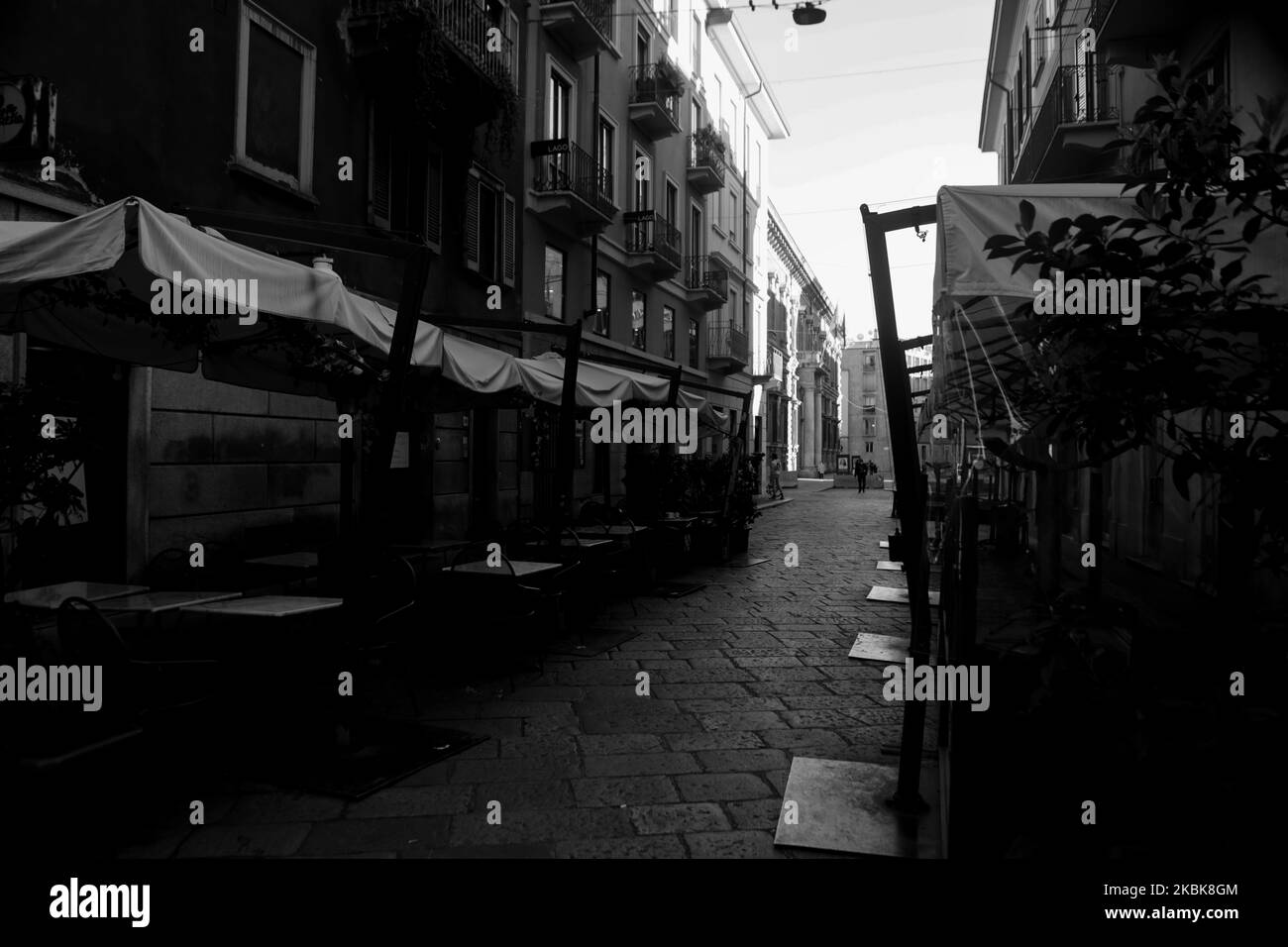 (EDITOR'S NOTE: This image has been converted to black and white.) General view of Brera district, March 19, 2020 in Milan, Italy. The Italian Government has strengthened up its quarantine rules, shutting all commercial activities except for pharmacies, food shops, gas stations, tobacco stores and news kiosks in a bid to stop the spread of the novel coronavirus. (Photo by Mairo Cinquetti/NurPhoto) Stock Photo