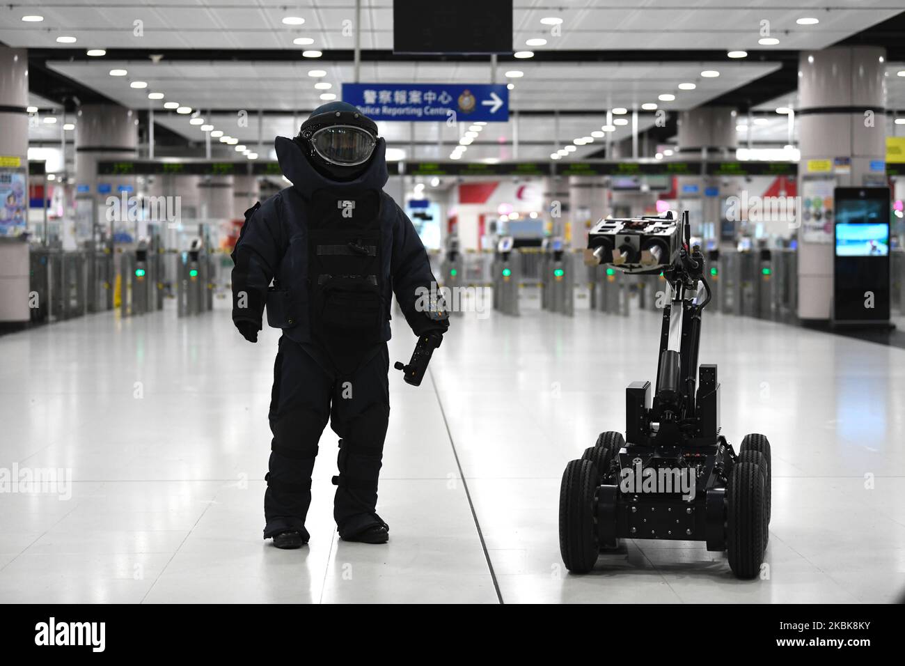 A police officer in Explosive Ordnance Disposal (EOD) suit and a Bomb Disposal Robot are seen during an inter-departmental counter-terrorism exercise in Lok Ma Chau Spur Line Control Point on March 20, 2020 in Hong Kong, China. Today Hong Kong Conducted an inter-departmental counter-terrorism exercise, codenamed “CATCHMOUNT” at Lok Ma Chau Spur Line Control Point . (Photo by Vernon Yuen/NurPhoto) Stock Photo