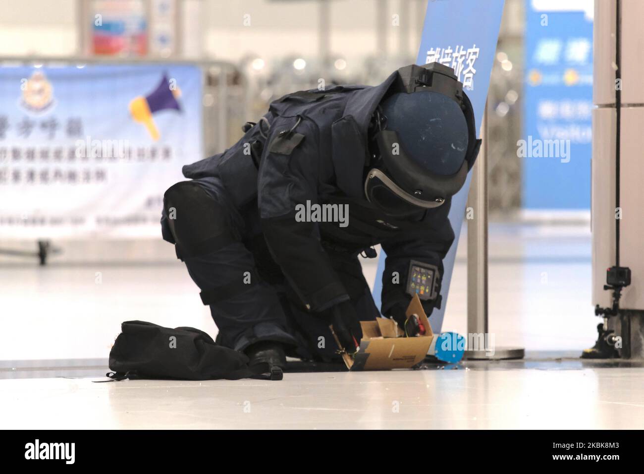 A police officer in Explosive Ordnance Disposal (EOD) suit is seen during an inter-departmental counter-terrorism exercise in Lok Ma Chau Spur Line Control Point on March 20, 2020 in Hong Kong, China. Today Hong Kong Conducted an inter-departmental counter-terrorism exercise, codenamed “CATCHMOUNT” at Lok Ma Chau Spur Line Control Point . (Photo by Vernon Yuen/NurPhoto) Stock Photo