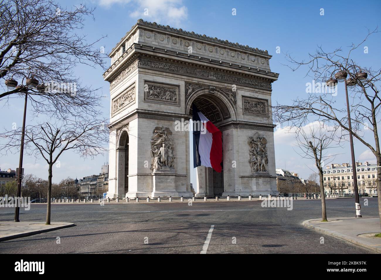 Place de l etoile usually heavily loaded by cars is empty in the context of national containment following the corona virus epidemic in Paris, France, on March 18, 2020. (Photo by Emeric Fohlen/NurPhoto) Stock Photo