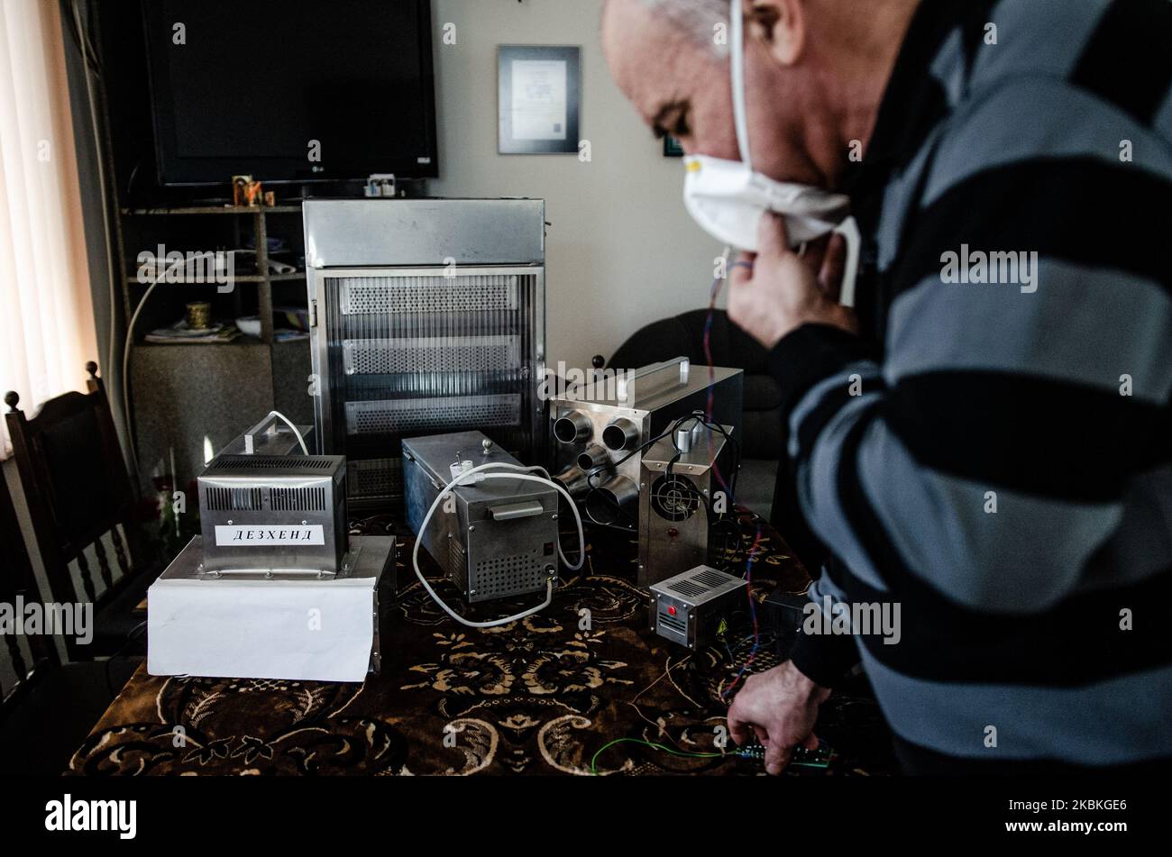 eng. Krasen Dimitrov show the system of the newly invented masks in his