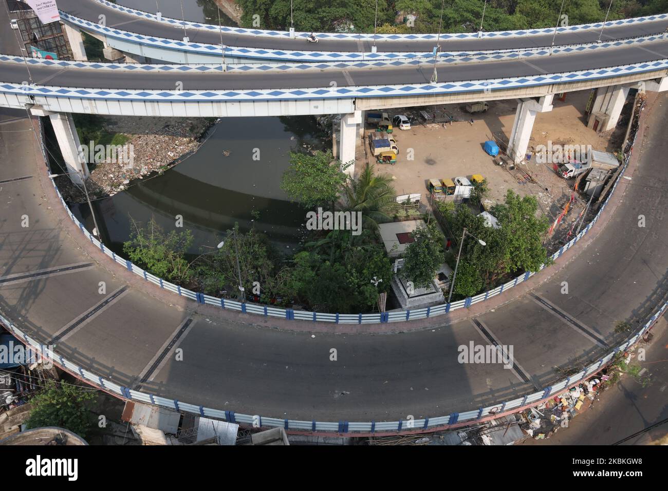 This aerial photograph taken on March 25, 2020 shows a deserted view of the VIP Road in Kolkata during the first day of a 21-day government-imposed nationwide lockdown as a preventive measure against the COVID-19 coronavirus in Kolkata on March 25, 2020. More than one billion Indians went into lockdown on March 25, leaving a third of the planet now under orders to stay at home, as the United States vowed to spend $2 trillion to counter the economic harm of the coronavirus. (Photo by Debajyoti Chakraborty/NurPhoto) Stock Photo