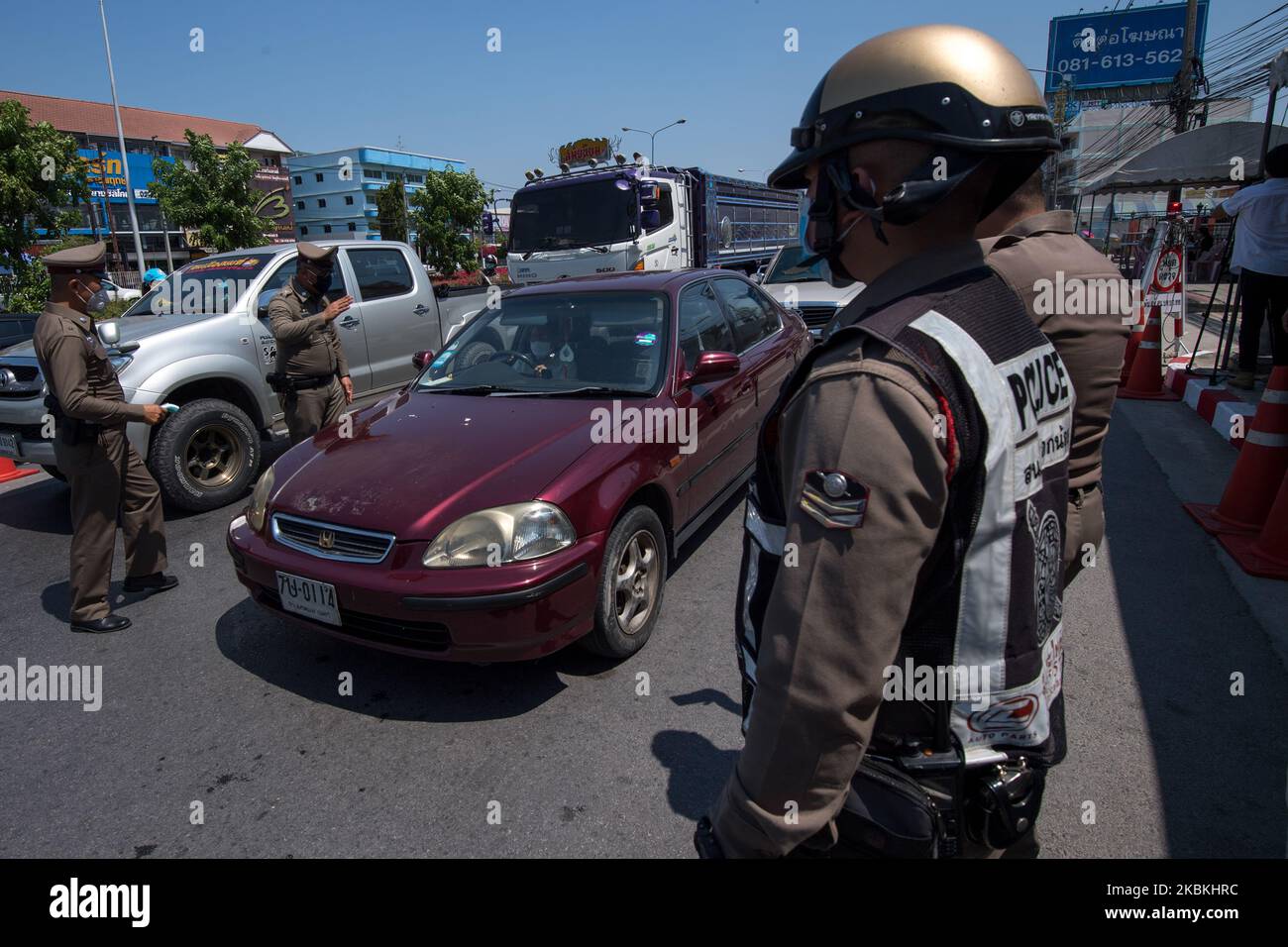 Police officers stop vehicles at Covid-19 checkpoint on Rachaphruek Road in Bangkok, Thailand on March 26, 2020. Thai military command has set up seven checkpoints in Bangkok from a total of 357 checkpoints all of Thailand. After prime minister announced emergency decree on March 24, 2020. Thai public health ministry reported 111 new cases patients of coronavirus (Covid-19), raising the total to 1,045, and 4 deaths. (Photo by Vachira Vachira/NurPhoto) Stock Photo