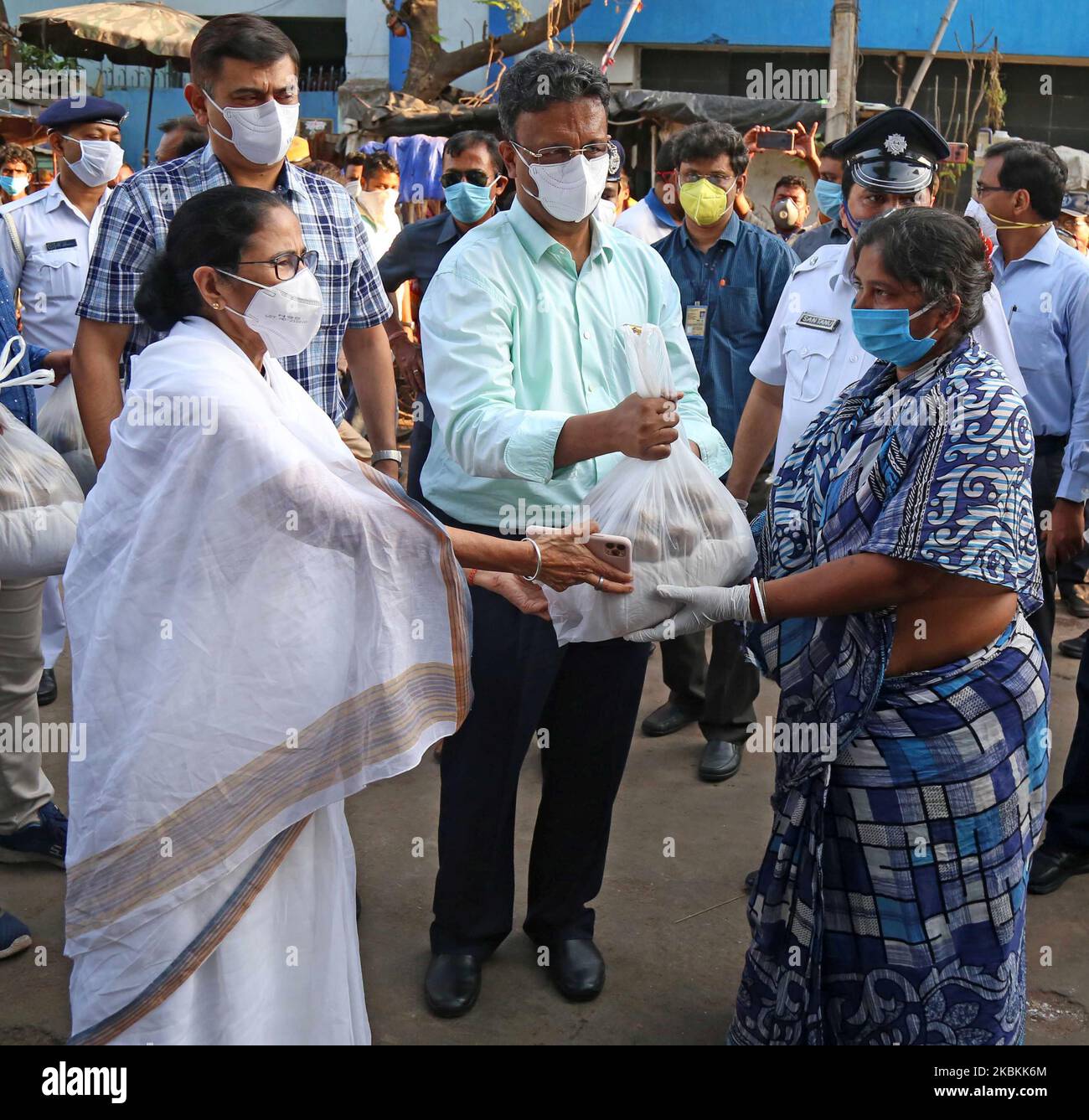 West Bengal Chief Minister Mamata Banerjee distributes food and essential commodities to the homeless people during the nationwide lockdown in Kolkata, India on Friday, 27th March , 2020. India is under complete lockdown since March 25 after Prime Minister Narendra Modi directed citizens to avoid stepping out until absolutely necessary to contain the global pandemic of COVID-19 Coronavirus for preventive measure. (Photo by Sonali Pal Chaudhury/NurPhoto) Stock Photo