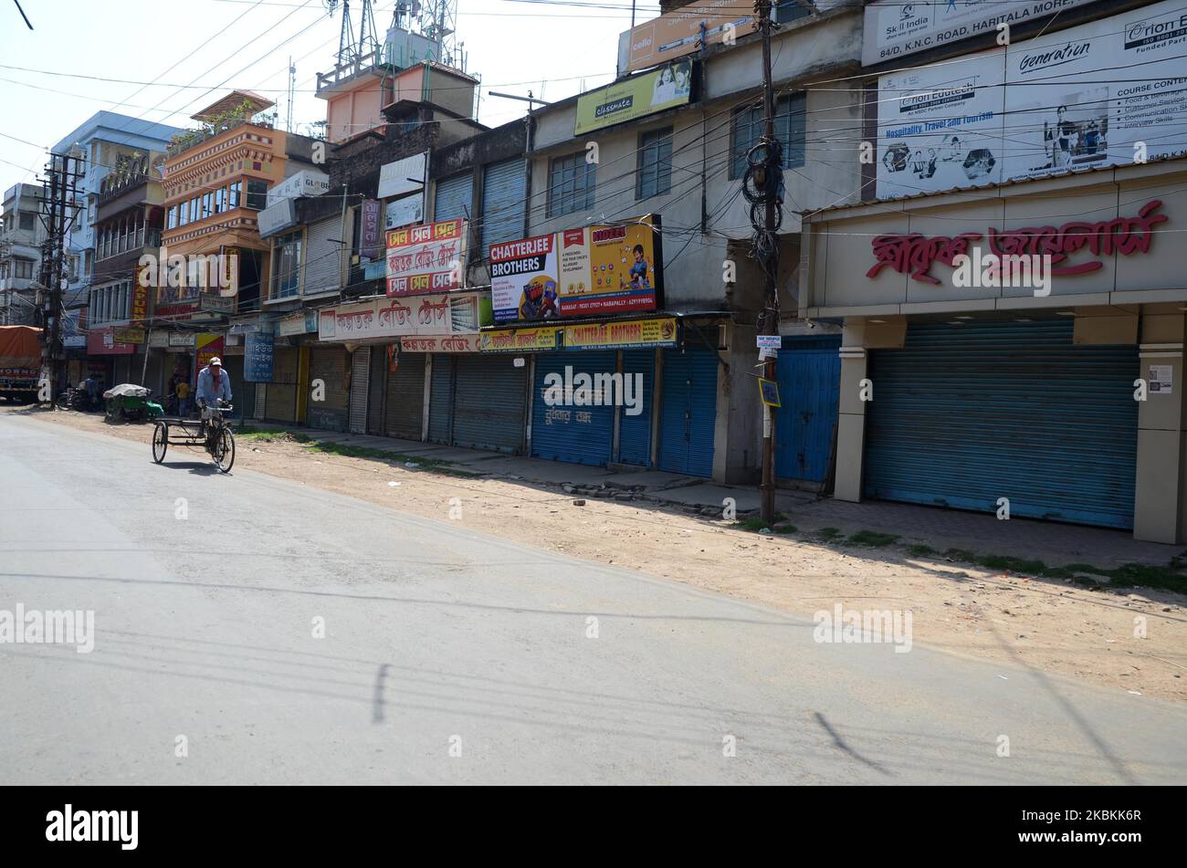 Deserted streets in outskirts of Kolkata, India on Friday, 27th March , 2020. India is under complete lockdown since March 25 after Prime Minister Narendra Modi directed citizens to avoid stepping out until absolutely necessary to contain the global pandemic of COVID-19 Coronavirus for preventive measure. (Photo by Sonali Pal Chaudhury/NurPhoto) Stock Photo