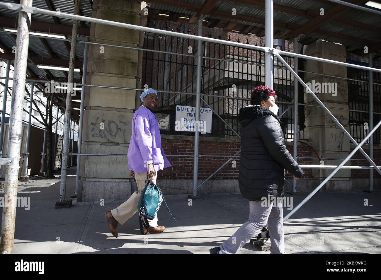 A health professional walks along 1st avenue in New York, United States, on April 1, 2020. As New York City is faced with a raging number of COVID-19 cases, now reaching 47,439, the city has put out a nationwide call for more health professionals and ambulances. Coronavirus cases in New York State, now over 75,000, have surpassed all nations affected by the pandemic. (Photo by John Lamparski/NurPhoto) Stock Photo