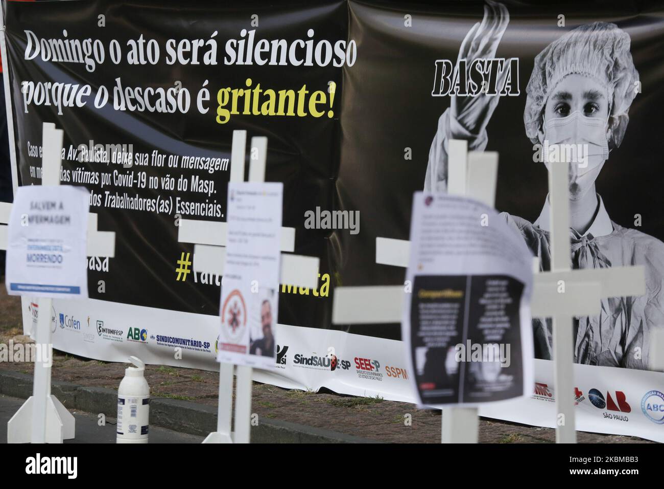 Several entities and professionals of essential services, in defense of health workers, pay homage on Avenida Paulista, central region of the city of Sao Paulo, for the victims of COVID-19, on April 12, 2020. Workers also charge authorities the lack of personal protective equipment, tests and working conditions. (Photo by Fabio Vieira/FotoRua/NurPhoto) Stock Photo