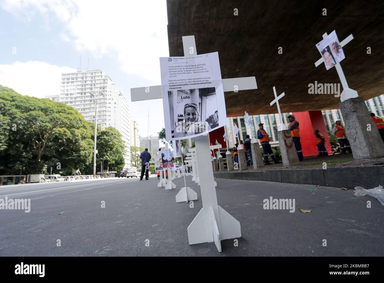 Several entities and professionals of essential services, in defense of health workers, pay homage on Avenida Paulista, central region of the city of Sao Paulo, for the victims of COVID-19, on April 12, 2020. Workers also charge authorities the lack of personal protective equipment, tests and working conditions. (Photo by Fabio Vieira/FotoRua/NurPhoto) Stock Photo