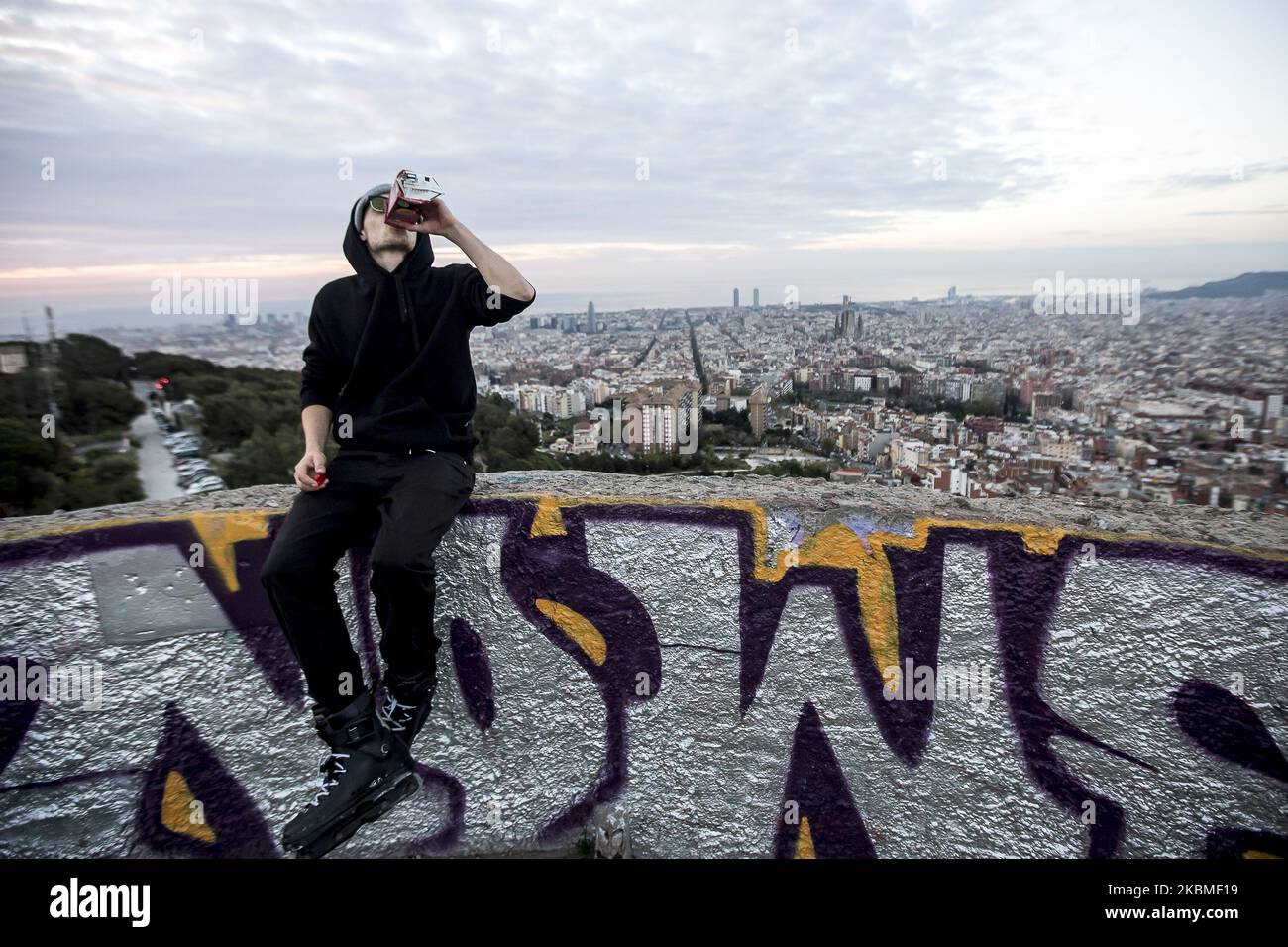 A tourist practices skating, bypassing the confinement at the Antiairis viewpoint in the Carmel district, and is fined by the autonomous police of Catalonia in Barcelona, Catalonia, Spain, on April 8, 2020. Barcelona, like all other major cities, has been silent without the background sound of traffic and people during the confinement of the Coronavirus - Covid19 crisis. (Photo by Miquel Llop/NurPhoto) Stock Photo