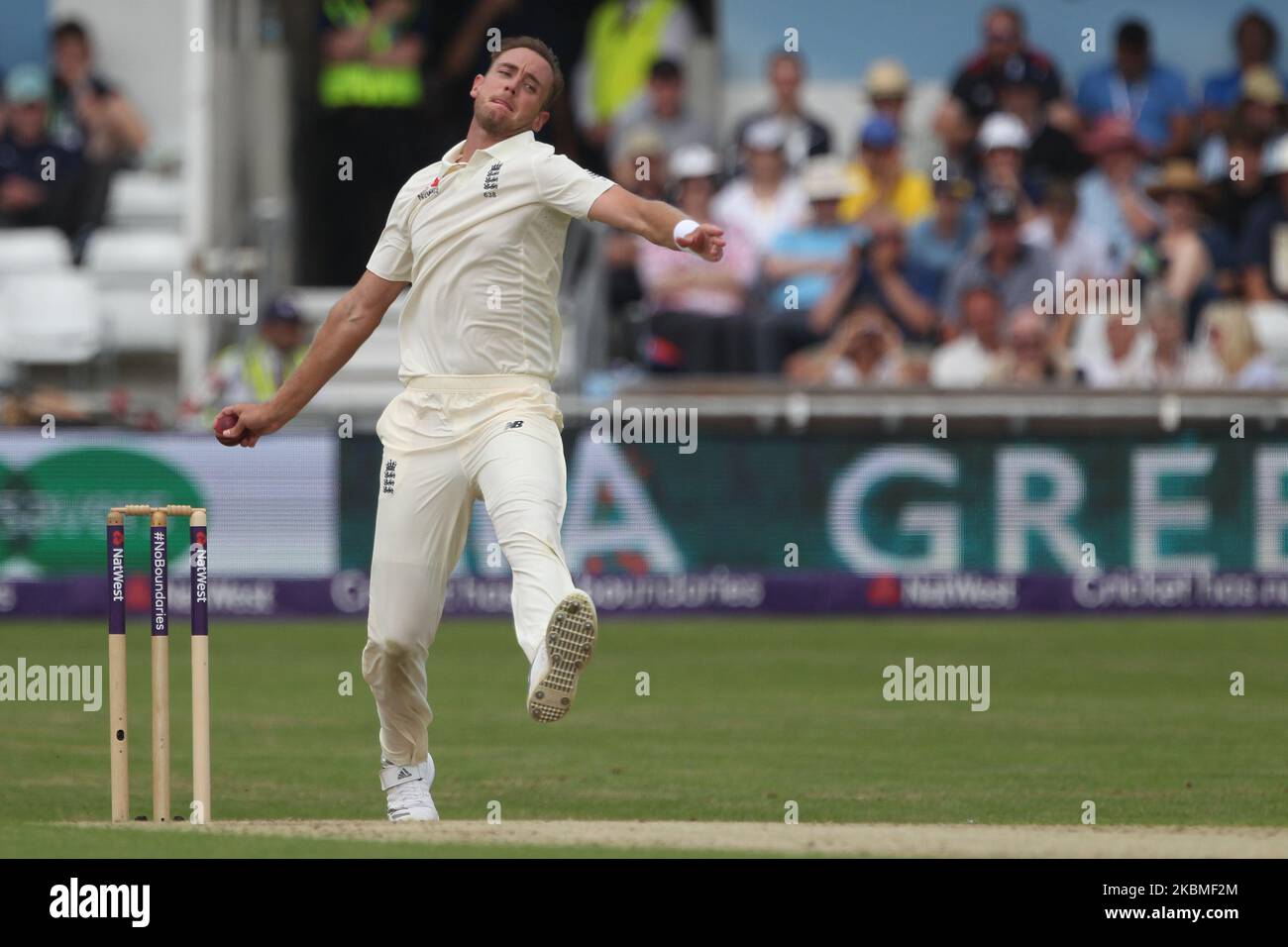 Stuart Broad of England bowling during the first day of the Second Nat West Test match between England and Pakistan at Headingley Cricket Ground, Leeds on Friday 1st June 2018. (Photo by Mark Fletcher/MI News/NurPhoto) Stock Photo