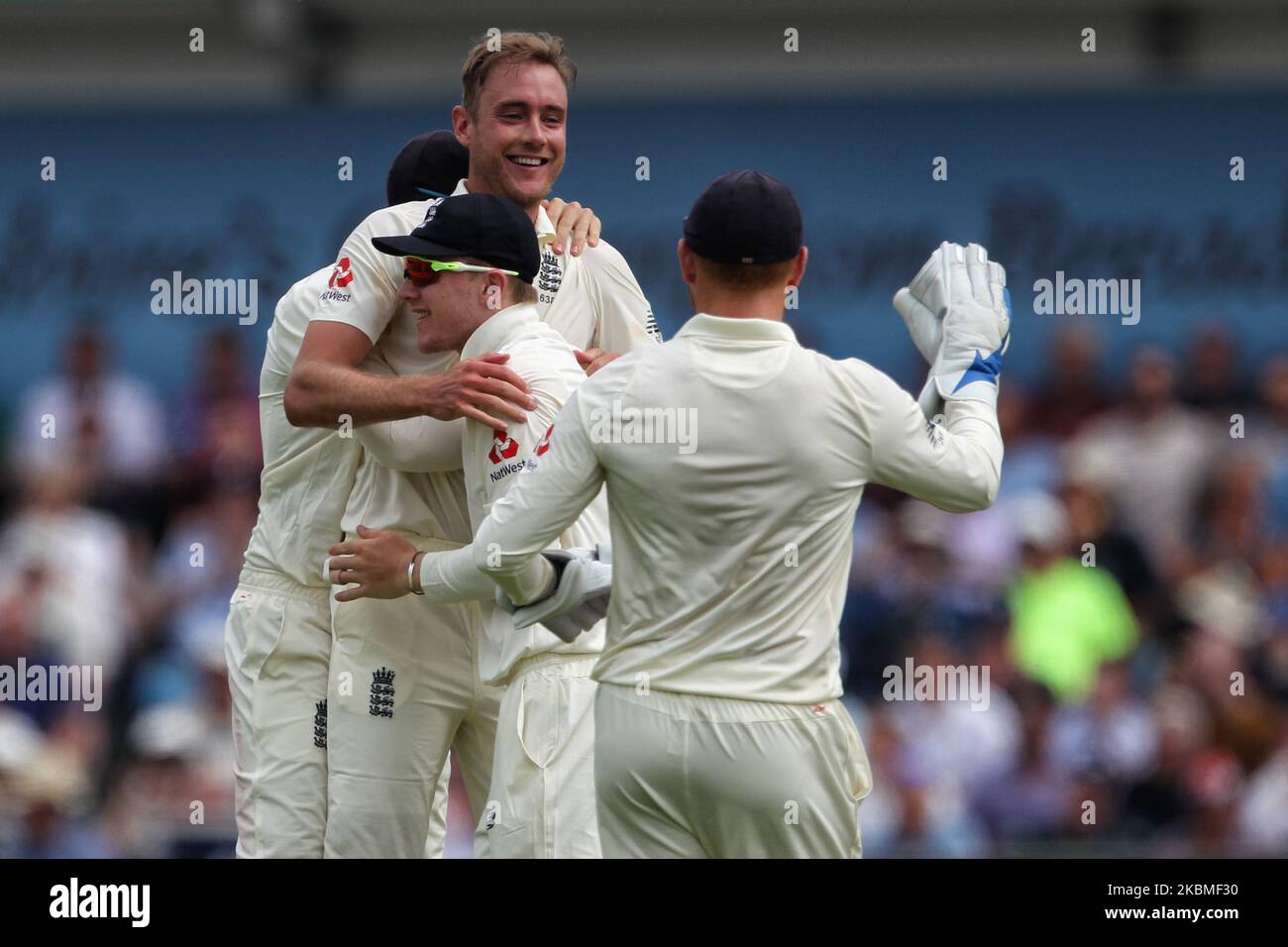 England's Stuart Broad celebrates with his team mates after claiming the wicket of Pakistan's Usman Salahuddin during the first day of the Second Nat West Test match between England and Pakistan at Headingley Cricket Ground, Leeds on Friday 1st June 2018. (Photo by Mark Fletcher/MI News/NurPhoto) Stock Photo