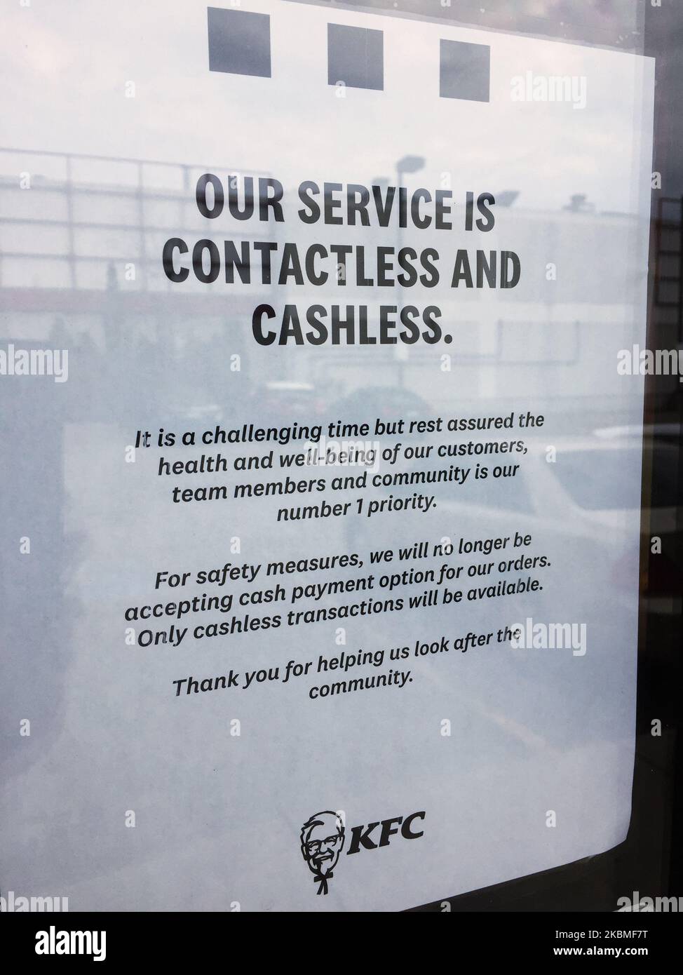 Sign in the window of a restaurant stating that cash will no longer be accepted as a form of payment due to the novel coronavirus (COVID-19) in Toronto, Ontario, Canada on April 12, 2020. The city of Toronto has extended the state of emergency and all restaurants, bars, and nightclubs have been ordered to remain closed allowing only food delivery service and takeout to try and slow the spread of COVID-19. (Photo by Creative Touch Imaging Ltd./NurPhoto) Stock Photo