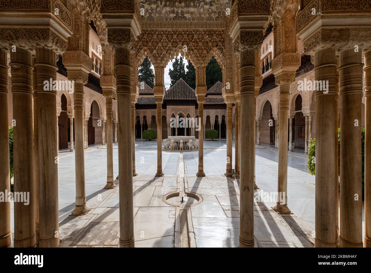 the-court-of-the-lions-with-the-fountain-of-the-lions-without-people