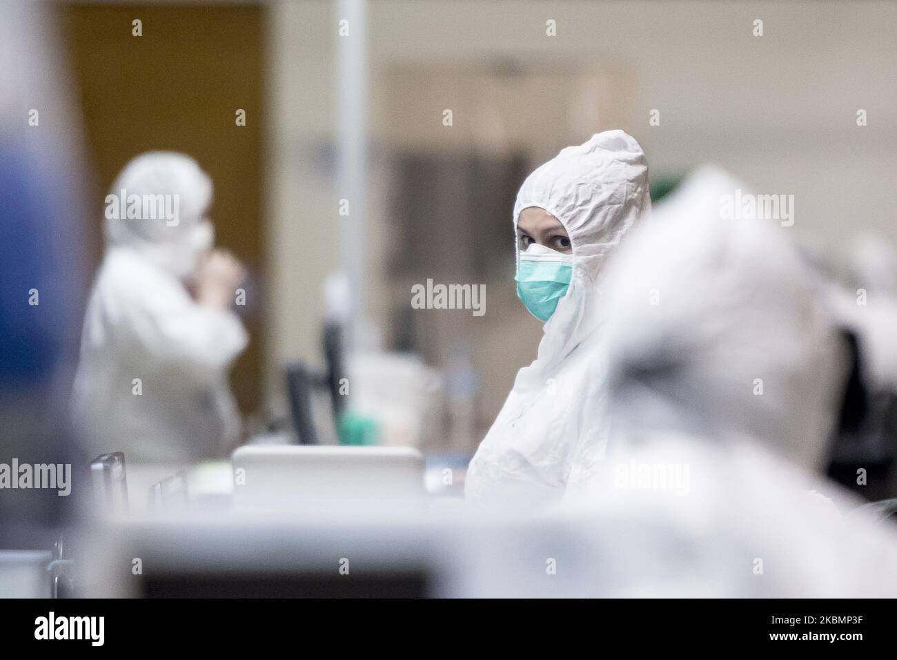 Doctors and nurses from the support plant of the Hospital del Mar in Barcelona specialized in monitoring patients with Coronavirus - Covid-19 in Barcelona, Catalonia, Spain on April 22, 2020. (Photo by Miquel Llop/NurPhoto) Stock Photo