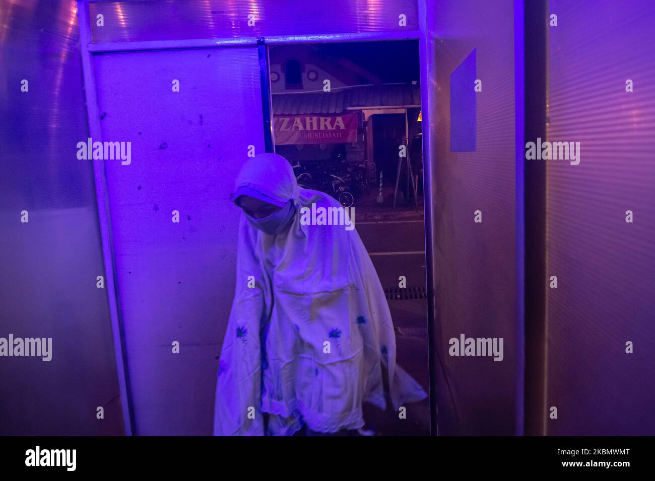 An Indonesian Muslim walk through a disinfectant chamber while attending Tarawih prayers during the holy month of Ramadan at Jogokariyan Mosque in Yogyakarta, Indonesia on April 24, 2020, amid concerns of the coronavirus COVID-19 outbreak. Muslims around the world celebrate the holy month of Ramadan with fasting during the period between sunrise and sunset. Indonesia has so far confirmed 689 deaths, 8.211 positive cases, and 1.002 recovered from coronavirus. (Photo by Rizqullah Hamiid/NurPhoto) Stock Photo