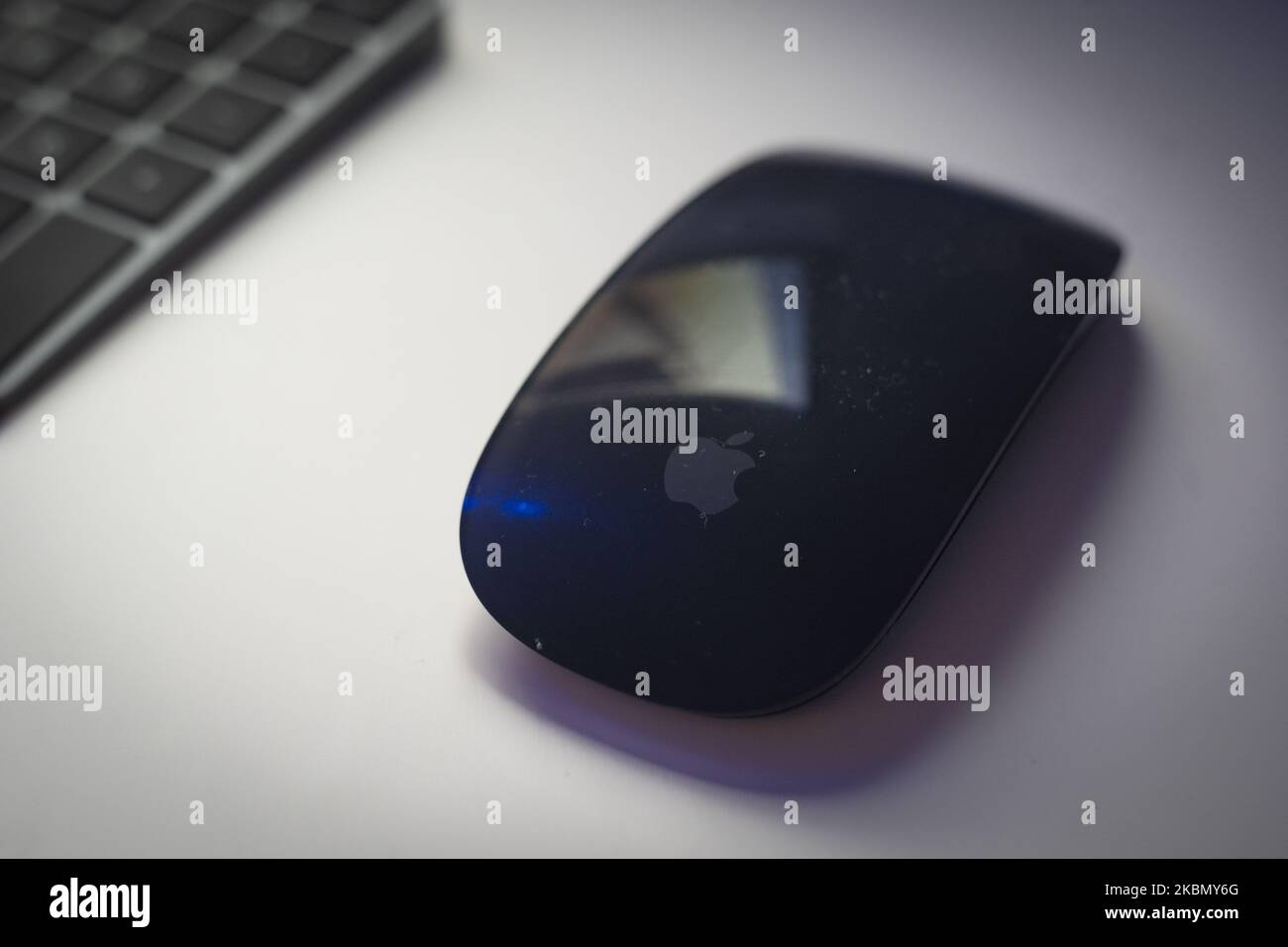 Black apple magic mouse hi-res stock photography and images - Alamy