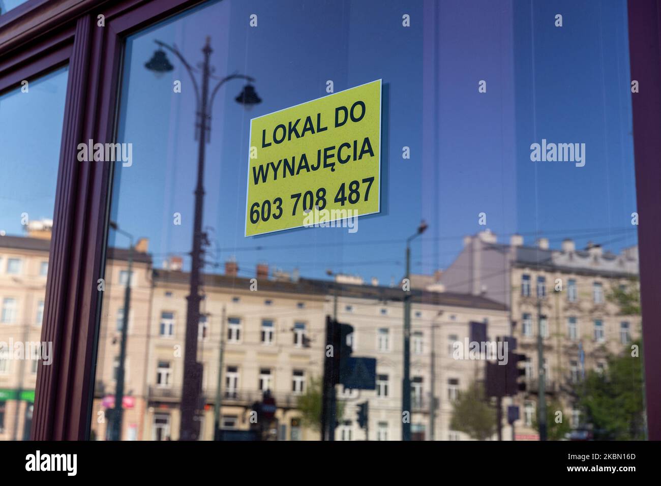'Available for rental' note is seen on a shop window during a first days of a slight ease of lockdown during Covid-19 pandemic in Kazimierz district in Krakow, Poland on April 27, 2020. After few weeks of strict lockdown many businesses struggle to stay afloat, there is not enough money circulation and many shops stay empty. (Photo by Dominika Zarzycka/NurPhoto) Stock Photo