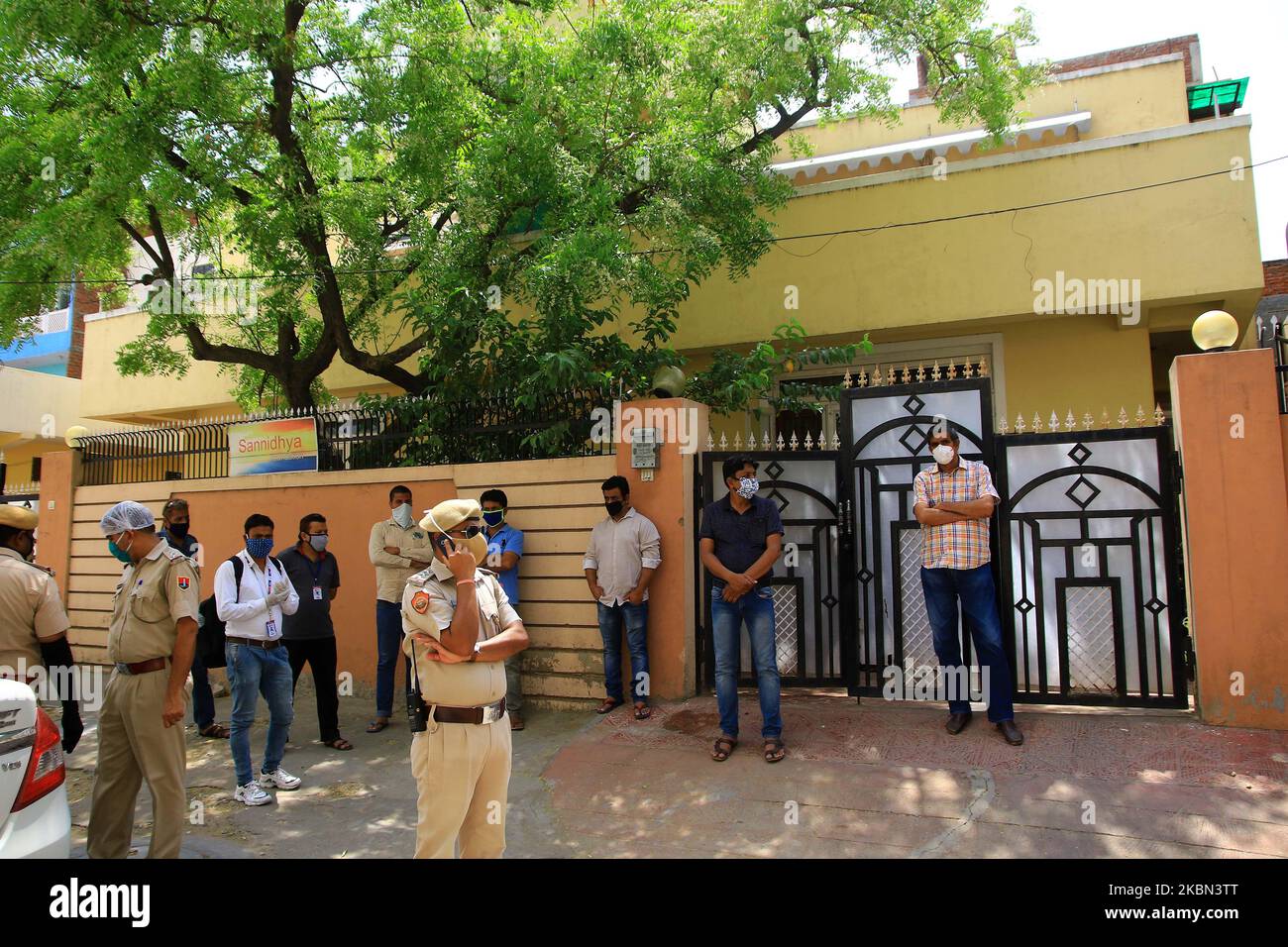 People are seen outside the house of Bollywood actor Irrfan Khan following the news of his death at Mumbai's Kolikilaben Dhirubhai Ambani Hospial, in Jaipur, Rajasthan, India. April 29,2020. Irrfan Khan , one of the India's finest and versatile actors, lost his battle with the rare form of cancer , died in a Mumbai hospital at the age of 54 . (Photo by Vishal Bhatnagar/NurPhoto) Stock Photo