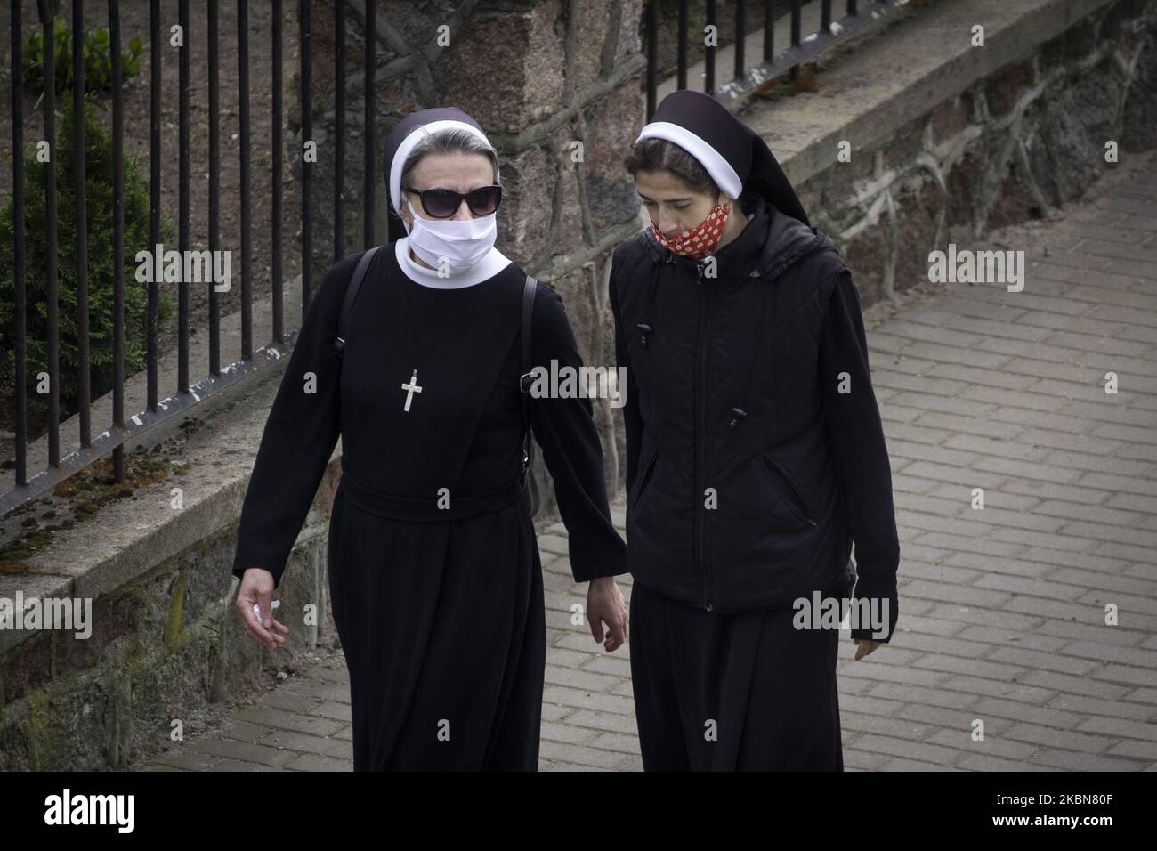 Nuns with face masks are seen in Warsaw, Poland on April 29, 2020. The Polish government has announced it will allow the opening of shopping malls on May 4 and pre-schools on May 6 less than two weeks ahead of scheduled persidential elections despite strong opposition. (Photo by Jaap Arriens/NurPhoto) Stock Photo