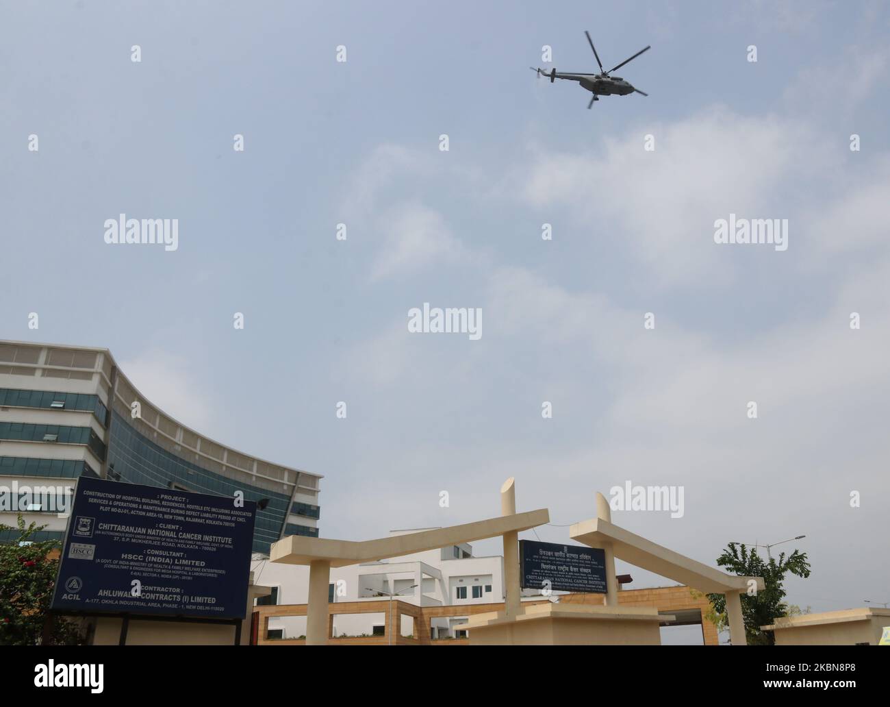 An Indian Air Force (IAF) Mi-17 helicopter drops flower petals as it flies over the Chittaranjan Cancer Institute to pay tribute to those involved in the fight against the spread of the COVID-19 coronavirus in Kolkata , India, Sunday, May 3, 2020. The event was part the Armed Forces' efforts to thank the workers, including doctors, nurses and police personnel, who have been at the forefront of the country's battle against the COVID-19 pandemic. (Photo by Debajyoti Chakraborty/NurPhoto) Stock Photo