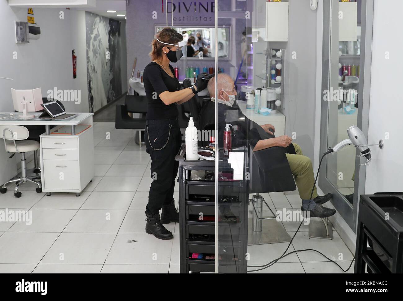 Hairdressers open with the appropriate security measures on the first