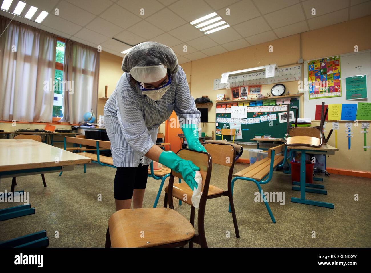 Children cleaning classroom hi-res stock photography and images - Alamy