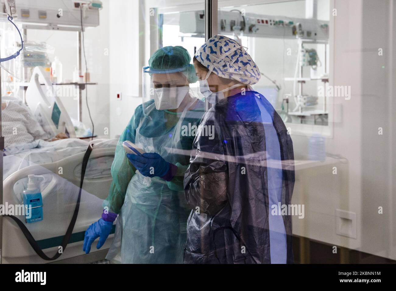 Nurses Isolation Negative temperature isolation rooms hi-res stock photography and ...