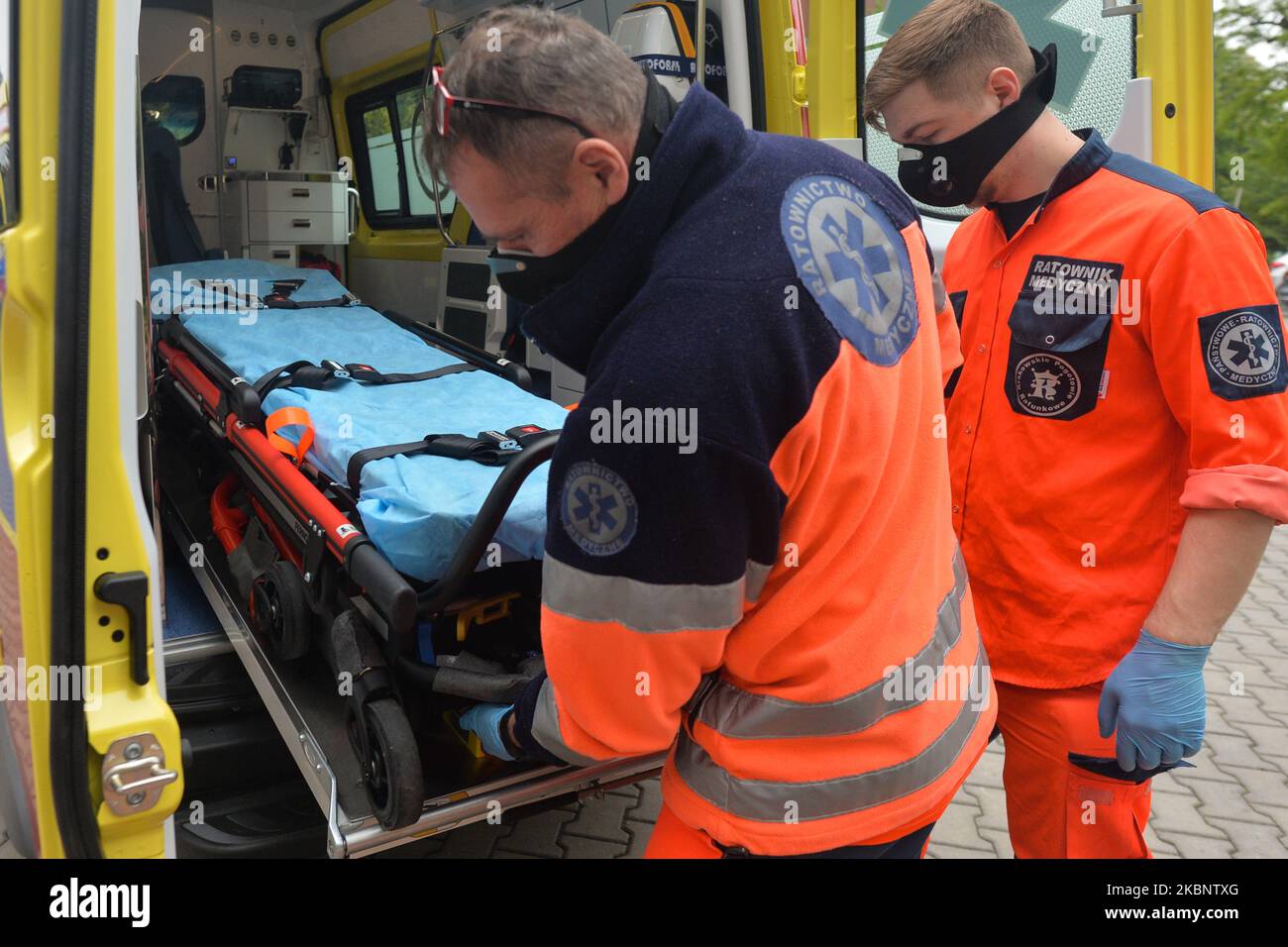 Paramedics onload hi-res stock photography and images - Alamy