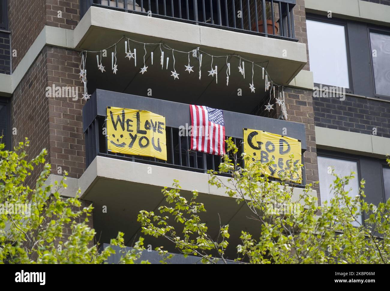 New Yorkers in Manhattan pay tribute to healthcare workers at New York
