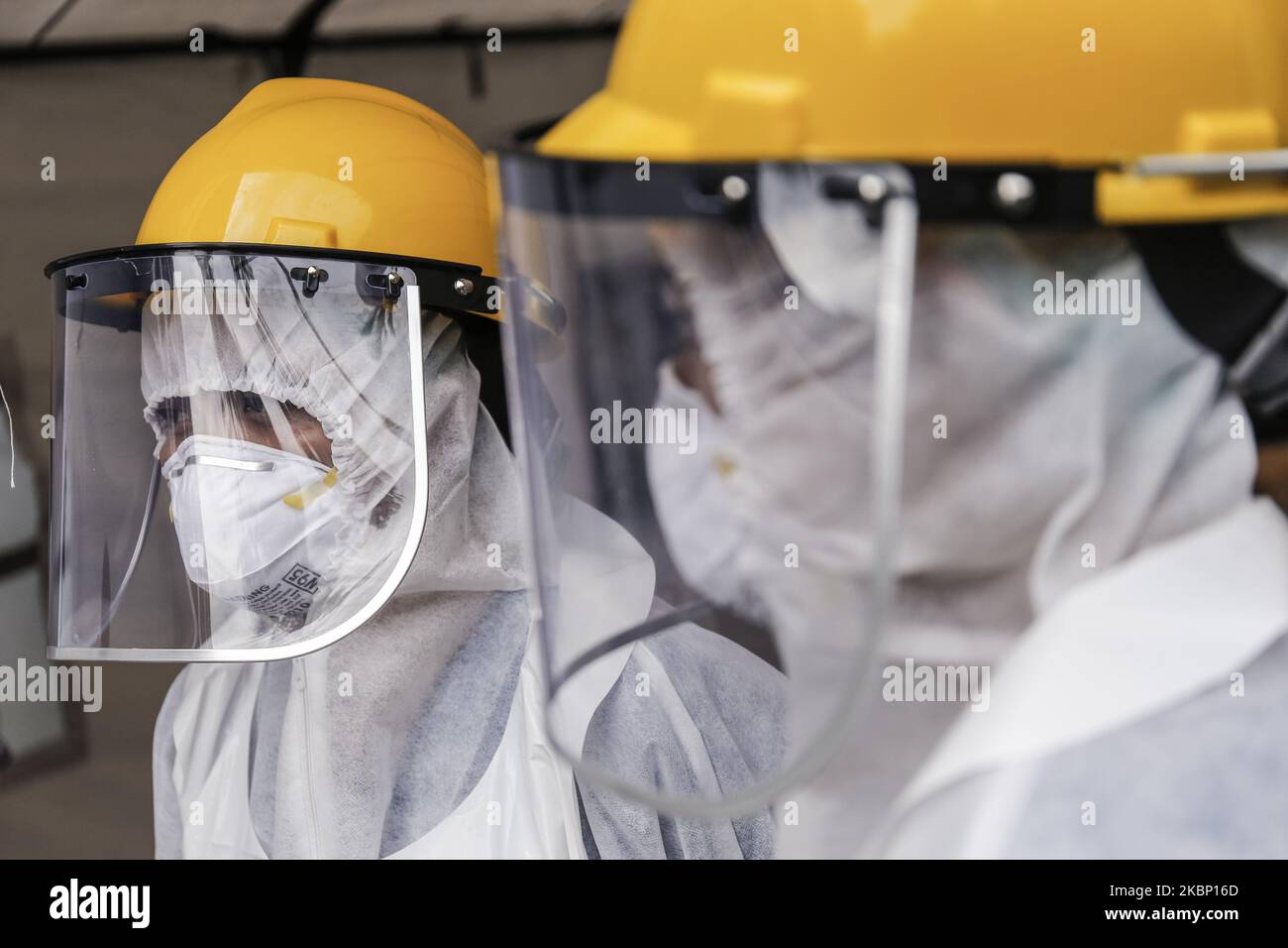 Medical staff wearing personal protective equipment (PPE) waits for citizen to be tested for coronavirus at BIMC Siloam Hospital drive thru rapid test station amid coronavirus disease (COVID-19) pandemic in Kuta, Bali, Indonesia on May 19 2020. The facility is aimed to ease public to get their anti bodies rapidly tested for coronavirus disease in order to do early prevention and also to receive health certificate as a requirement for using public transportation during the outbreak in Indonesia. (Photo by Johanes Christo/NurPhoto) Stock Photo