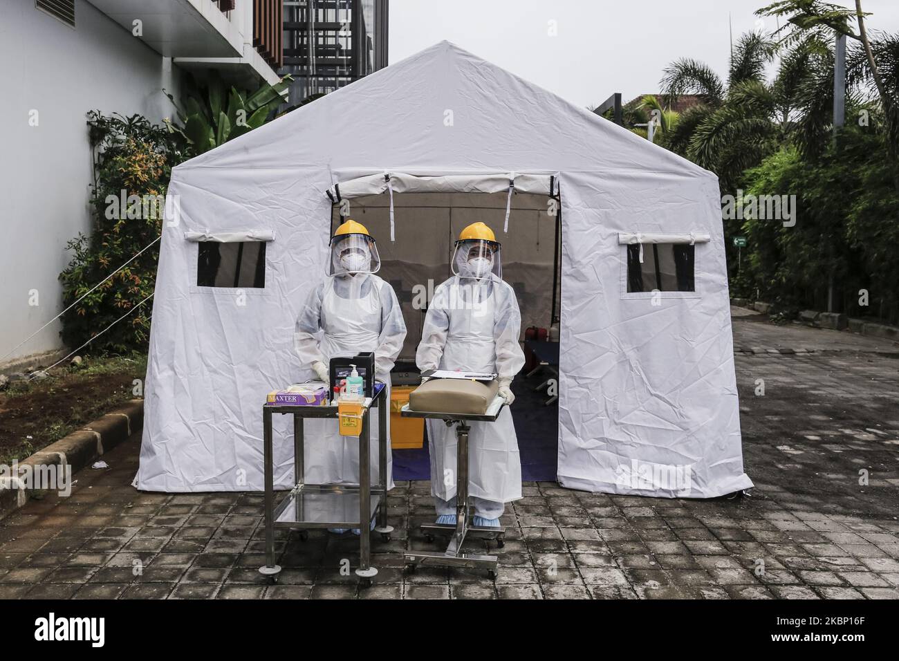 Medical staff wearing personal protective equipment (PPE) waits for citizen to be tested for coronavirus at BIMC Siloam Hospital drive thru rapid test station amid coronavirus disease (COVID-19) pandemic in Kuta, Bali, Indonesia on May 19 2020. The facility is aimed to ease public to get their anti bodies rapidly tested for coronavirus disease in order to do early prevention and also to receive health certificate as a requirement for using public transportation during the outbreak in Indonesia. (Photo by Johanes Christo/NurPhoto) Stock Photo